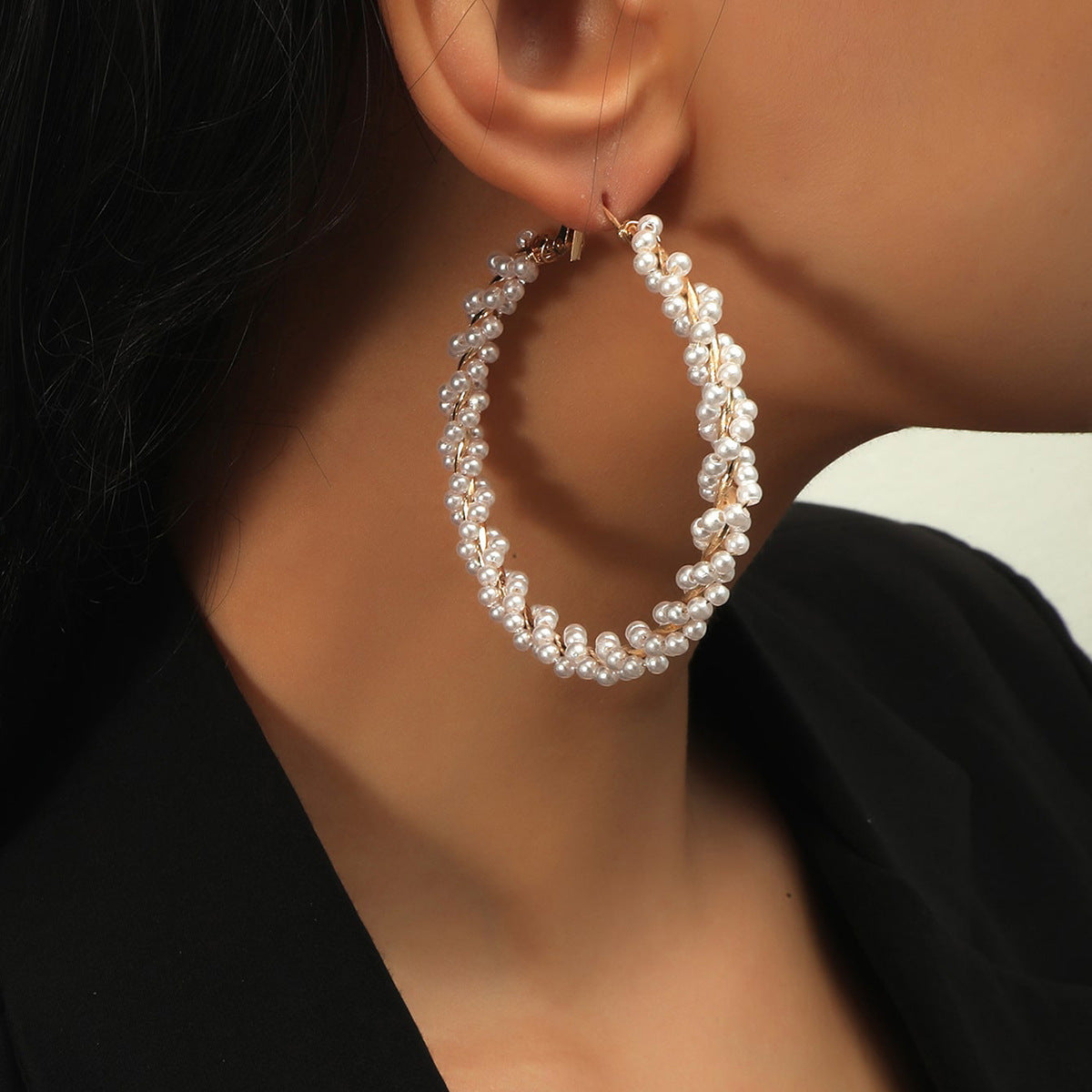 The new European and American hot selling hot style temperament fashion circle rice beads are versatile, high-end pearls are niche and versatile earrings