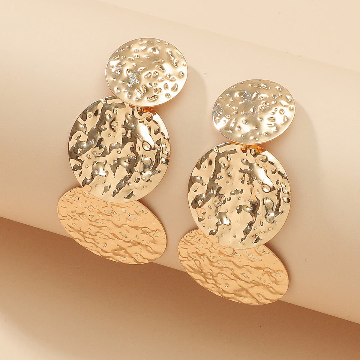 2024 new European and American cross-border explosive products, personality embossed wreath alloy fashion temperament, retro earrings