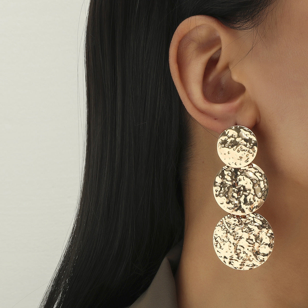2024 new European and American cross-border explosive products, personality embossed wreath alloy fashion temperament, retro earrings
