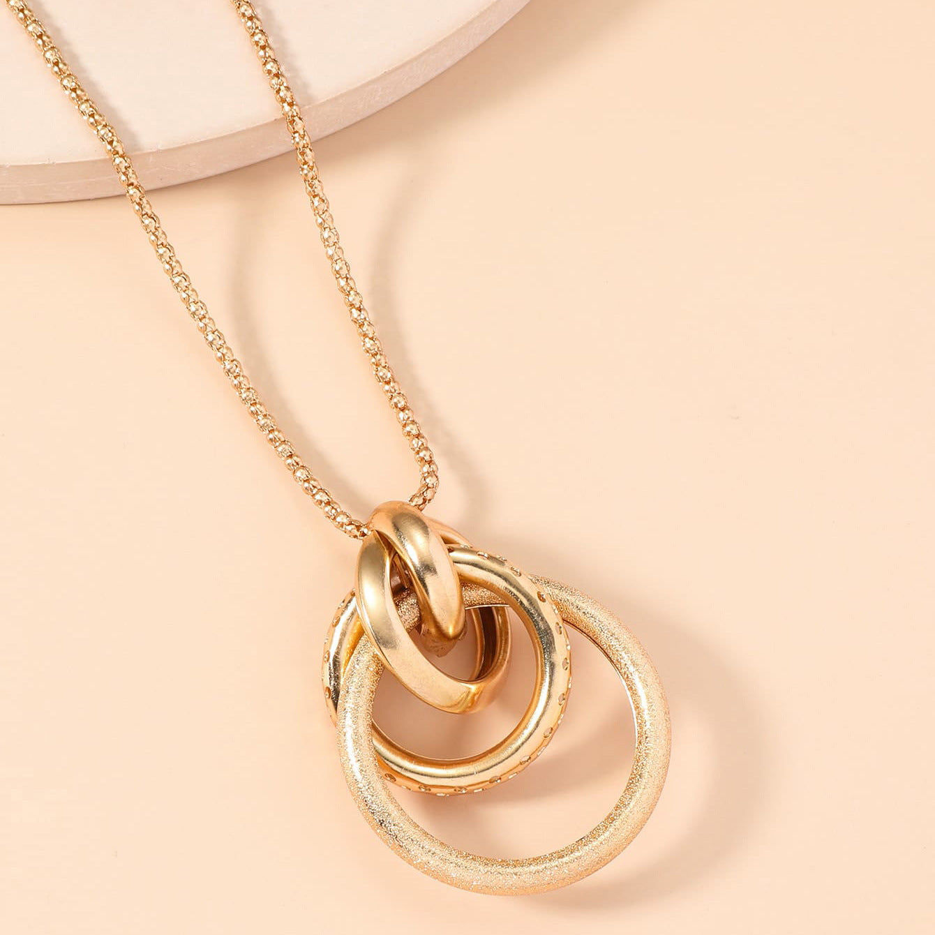 2024 New Cross Border Sweater Chain Long European and American Retro Premium Jewelry Fashion Metal Pendant Necklace