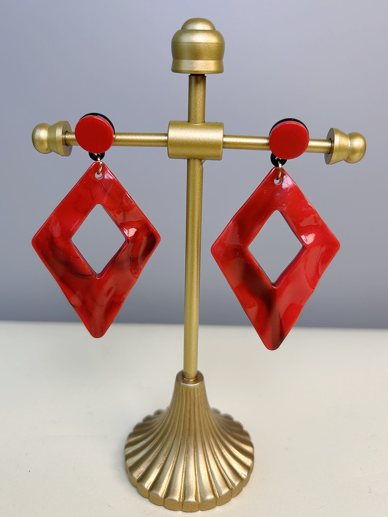 The new European and American personality retro colored leaf earrings are fashionable and niche design sense alloy simple and versatile earrings