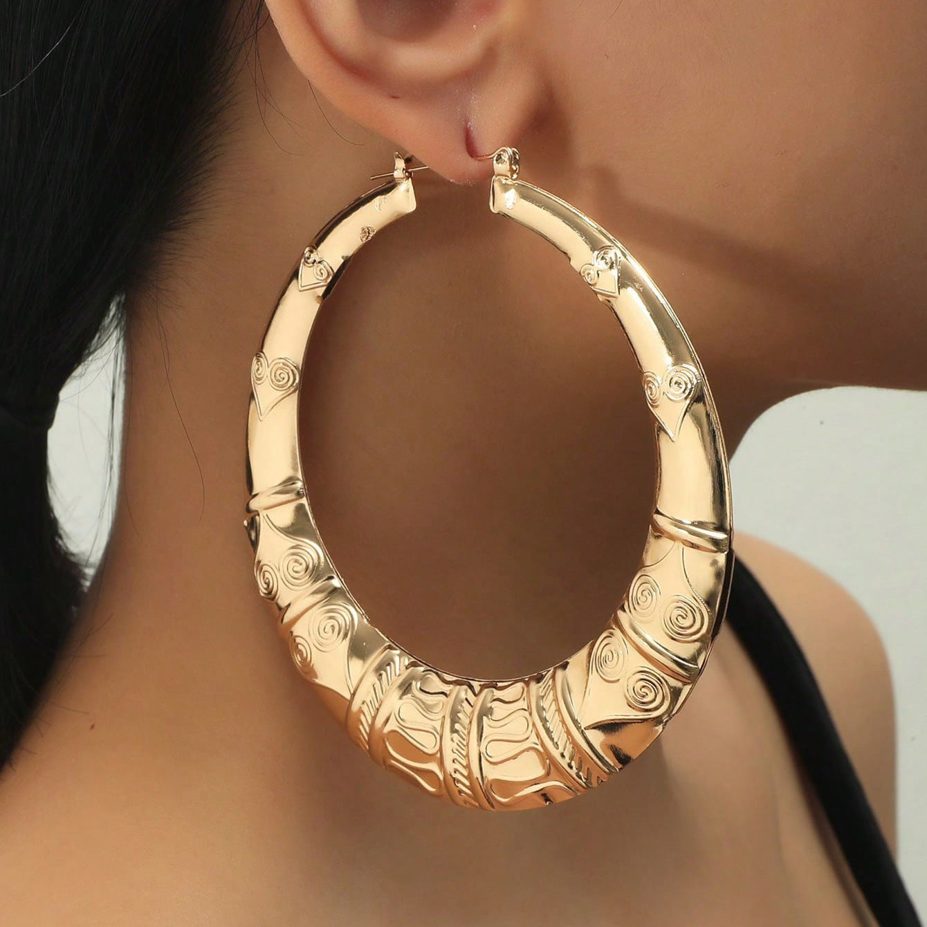 The new European and American foreign trade temperament is fashionable, simple and large, C-shaped women's earrings, with exaggerated personality and versatile stud earrings