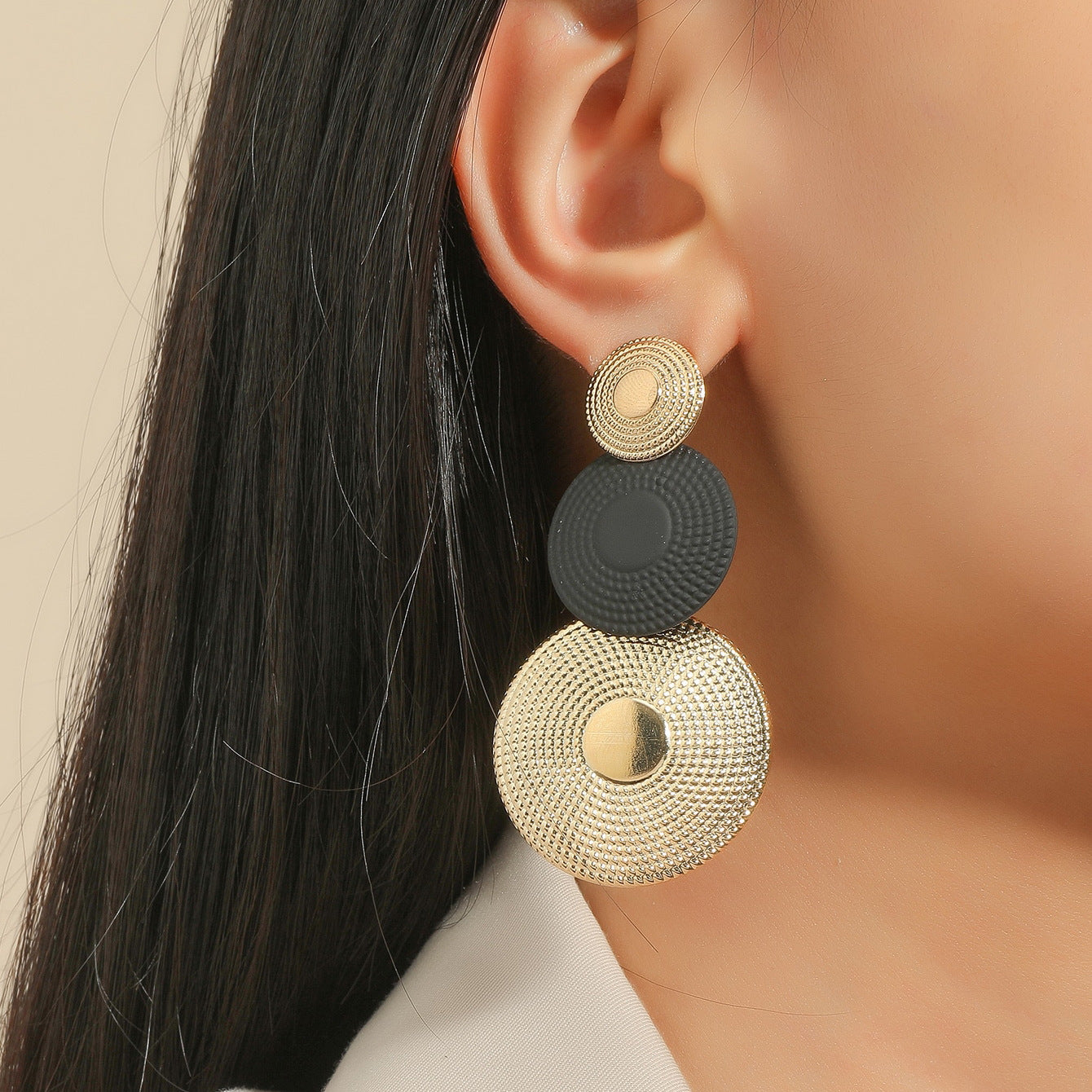 2024 new European and American cross-border explosive products, personality embossed wreath alloy fashion temperament, retro earrings