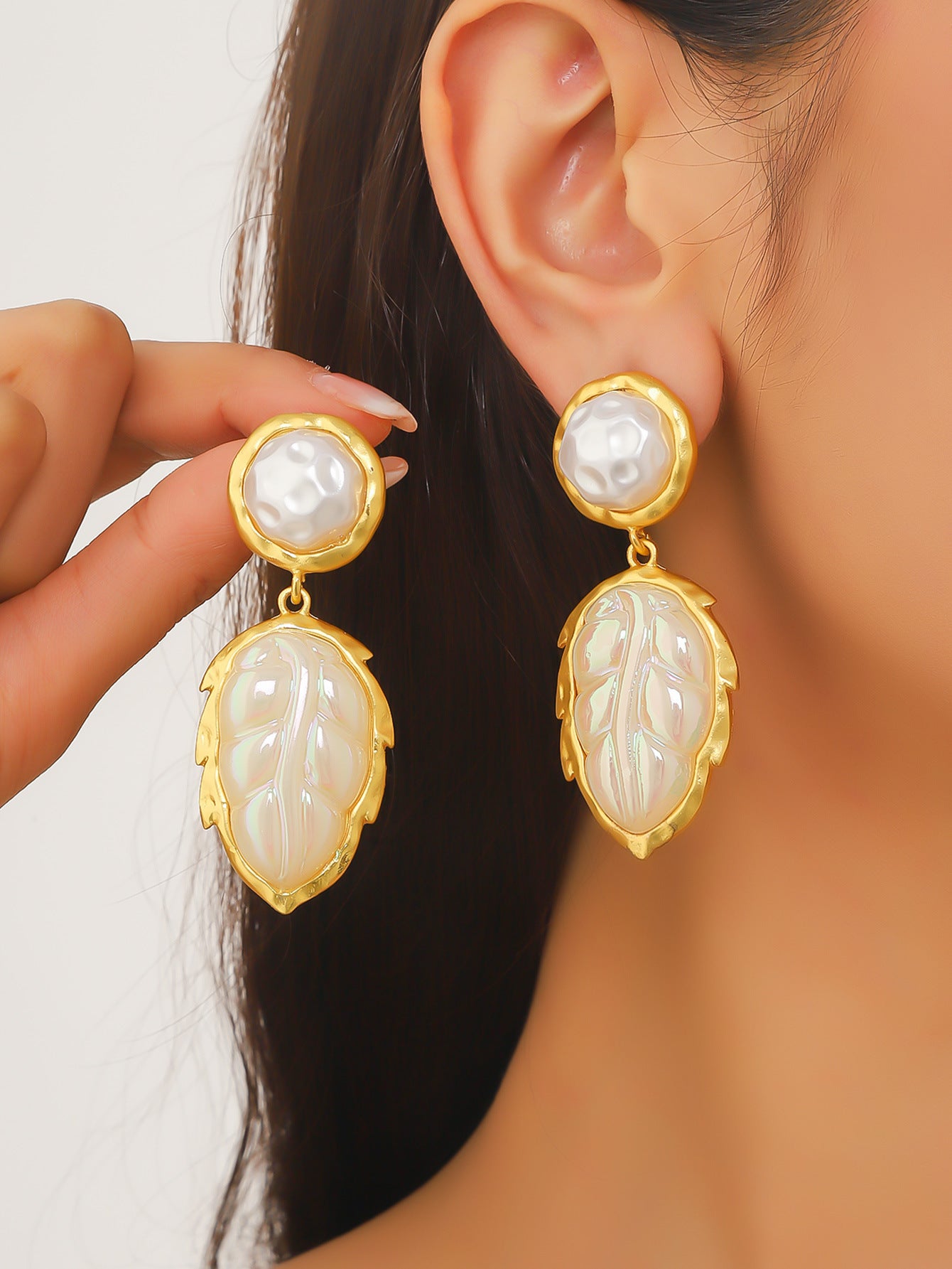 The new emerald drop earrings are light luxury, high-end, pre-loved earrings, niche design, retro atmosphere, earrings