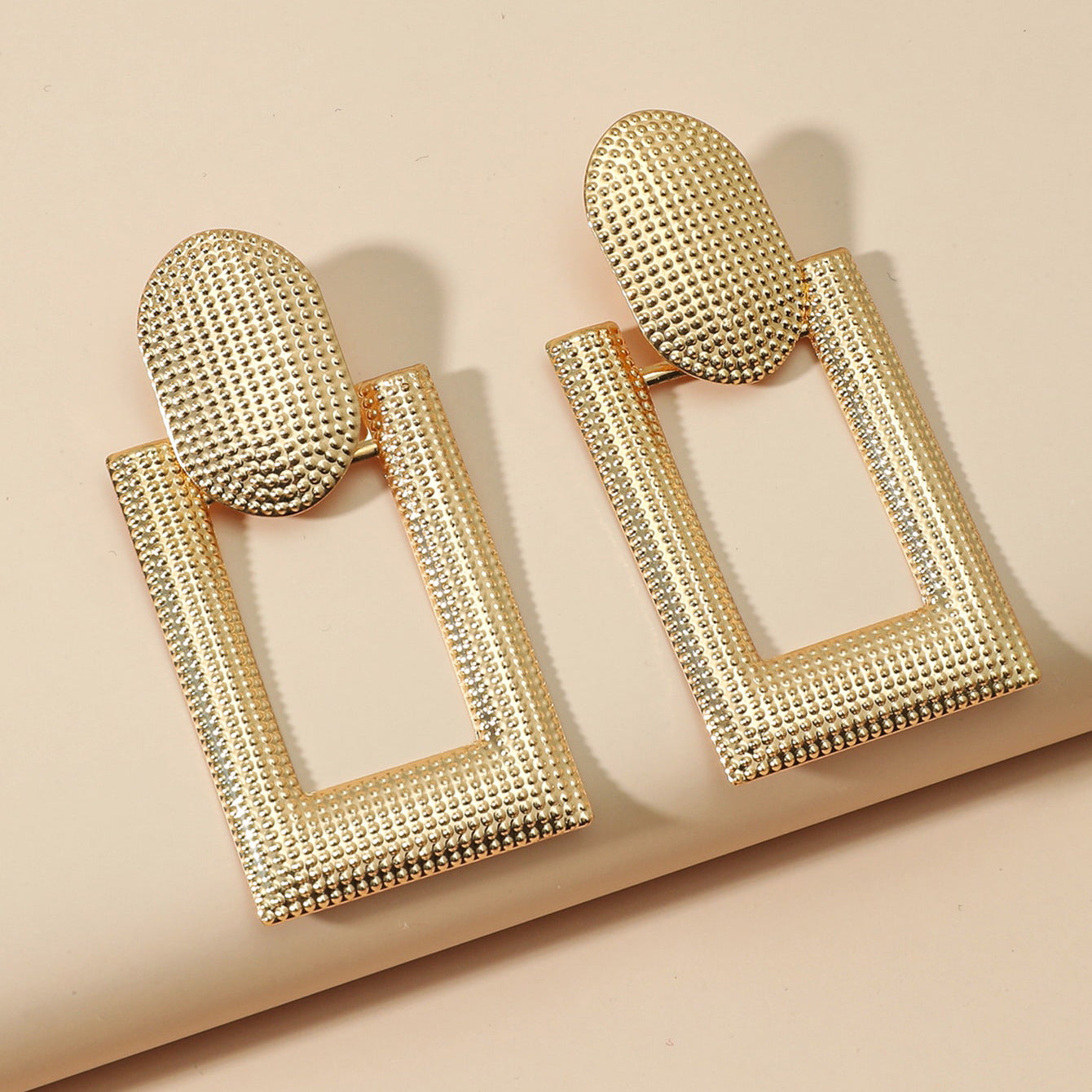 The new European and American jewelry high-end alloy round hollow zircon earrings have a versatile temperament and niche design earrings