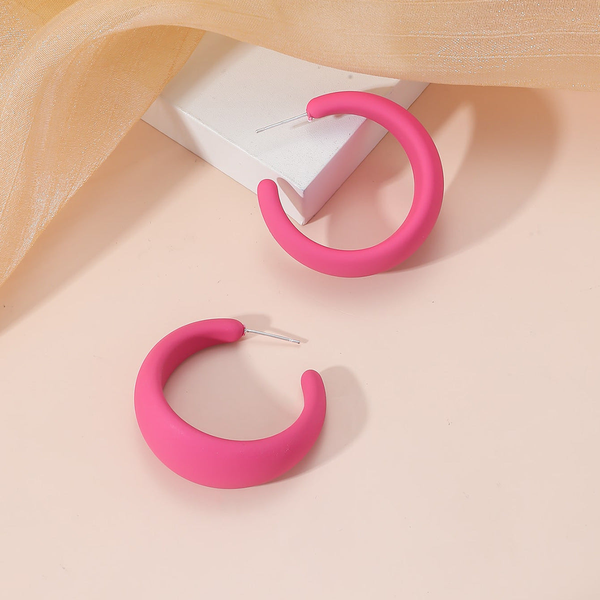 The new European and American fashion personality candy color C-shaped simple large earring exaggerated summer versatile high-end earrings