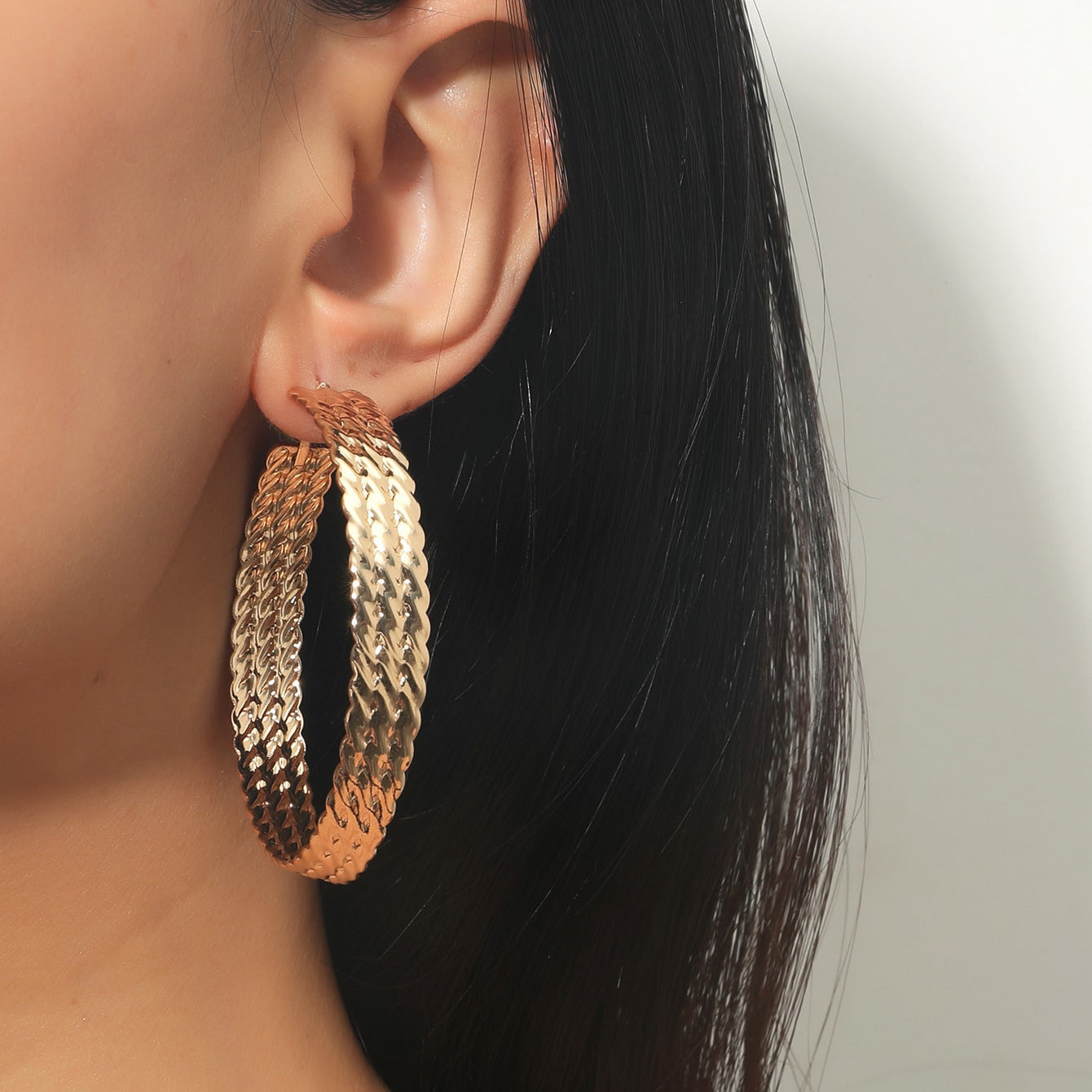 The new European and American jewelry round bamboo letter earrings have an exaggerated personality, metal design, and large earring earrings