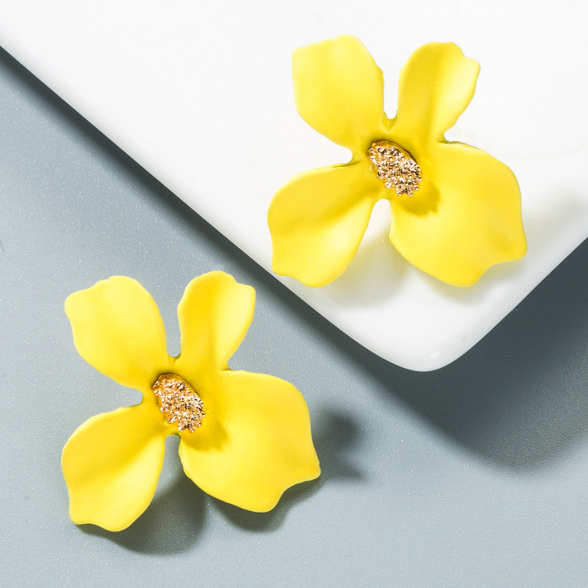 European and American exaggerated earrings, fashion temperament, flower earrings, alloy small fresh petal stud earrings, personality earring