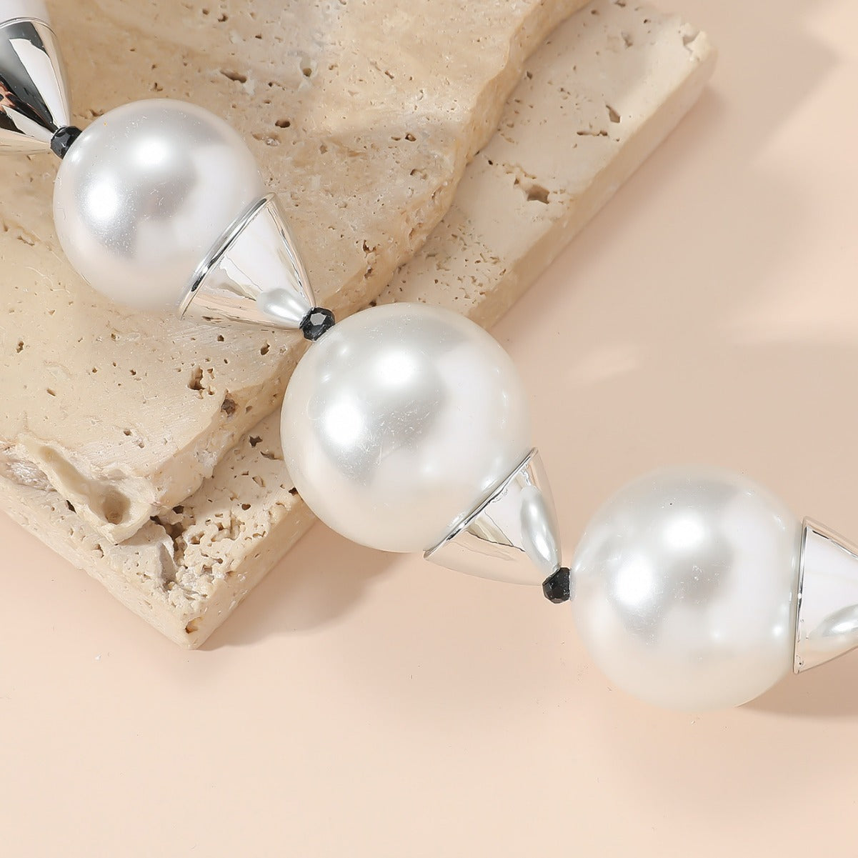 The new European and American high-end exaggerated metal splicing big pearl retro trendy versatile clavicle chain temperament big brand necklace