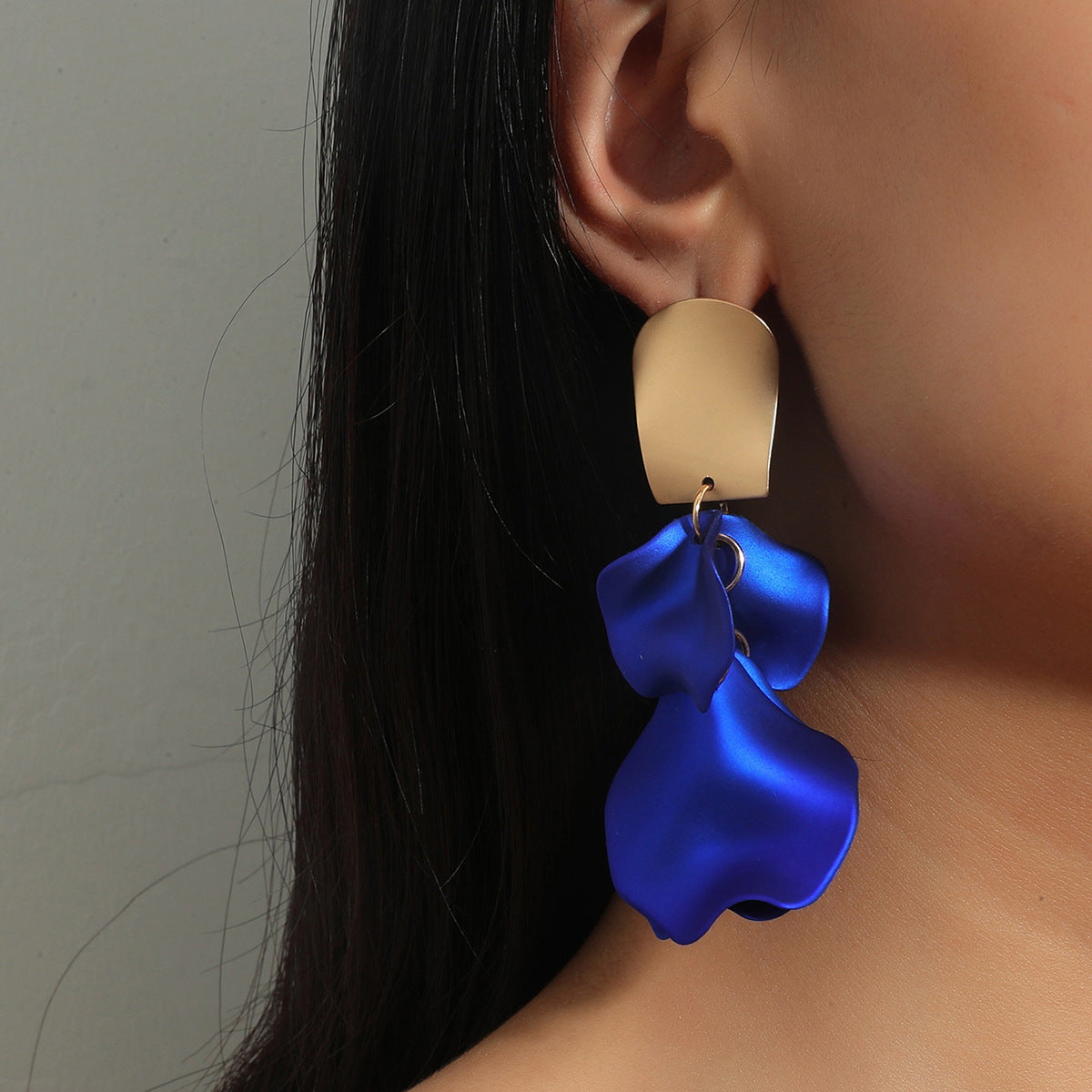The new European and American fashion rose petals have an exaggerated personality, a sense of luxury, a long tassel temperament, and acrylic earrings