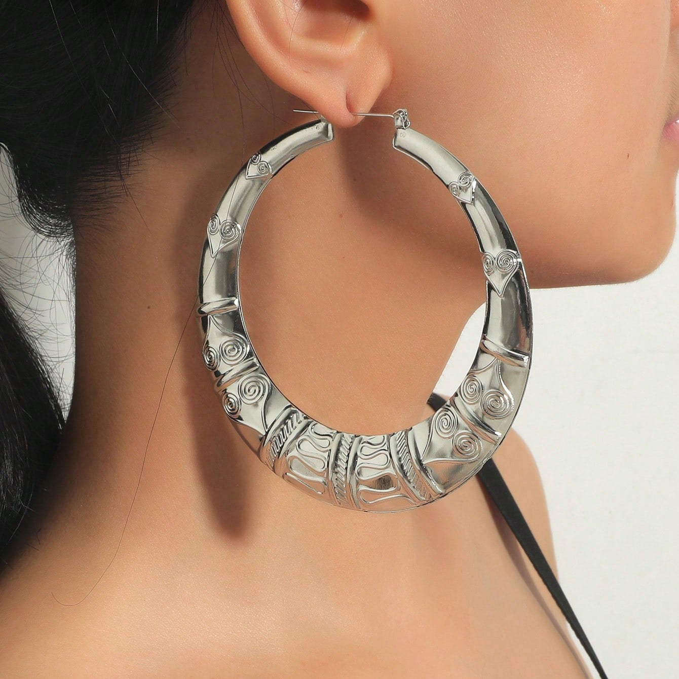 The new European and American foreign trade temperament is fashionable, simple and large, C-shaped women's earrings, with exaggerated personality and versatile stud earrings