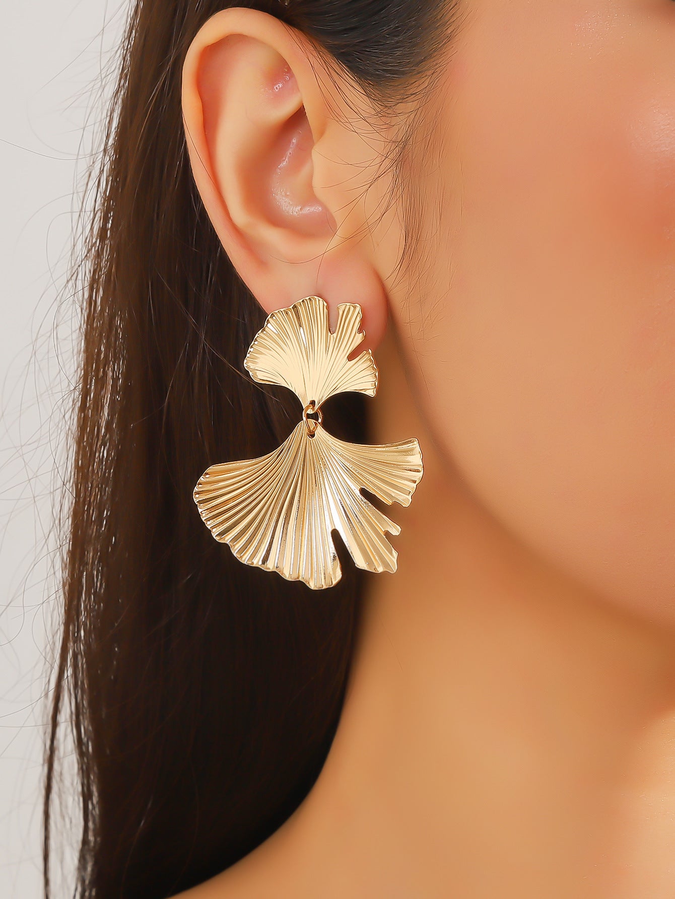 New personality European and American metal petal stud earrings retro Hong Kong style fashion catwalk vintage style earrings