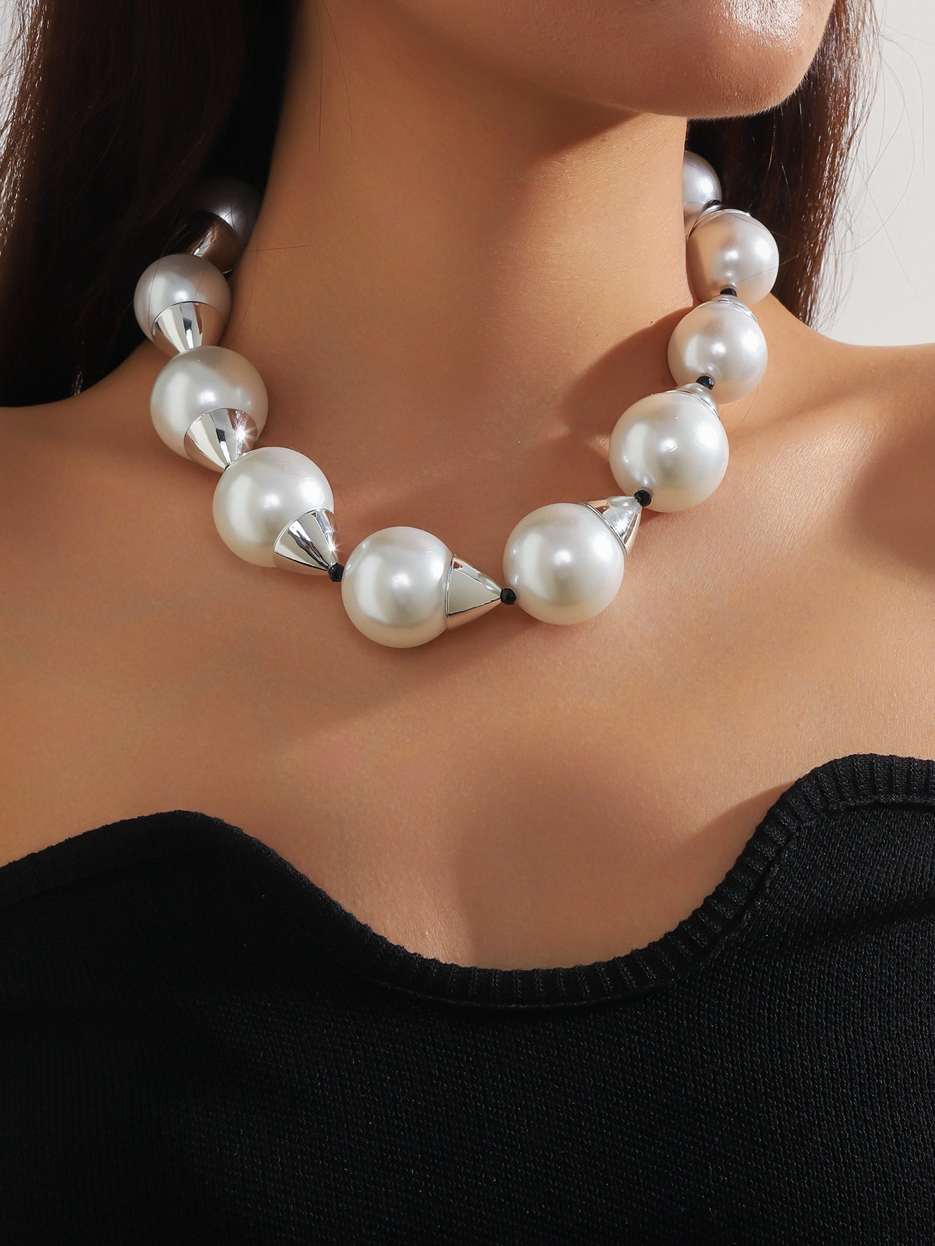 The new European and American high-end exaggerated metal splicing big pearl retro trendy versatile clavicle chain temperament big brand necklace