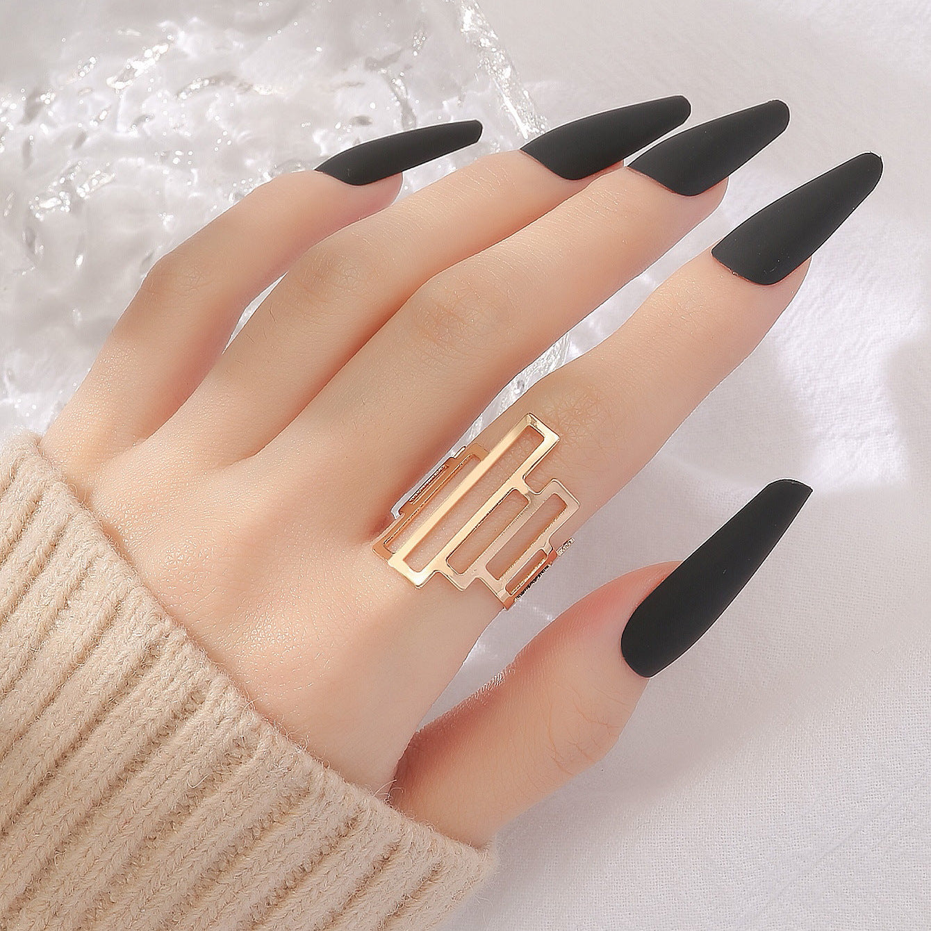 The new European and American jewelry personality living mouth ring is simple and versatile, hollow irregular index finger opening ring