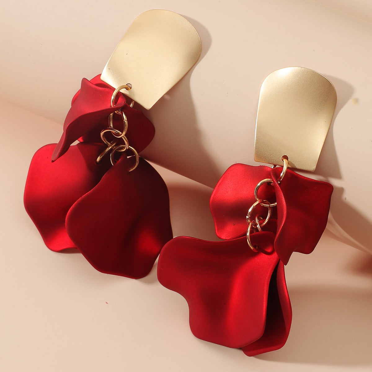 The new European and American fashion rose petals have an exaggerated personality, a sense of luxury, a long tassel temperament, and acrylic earrings