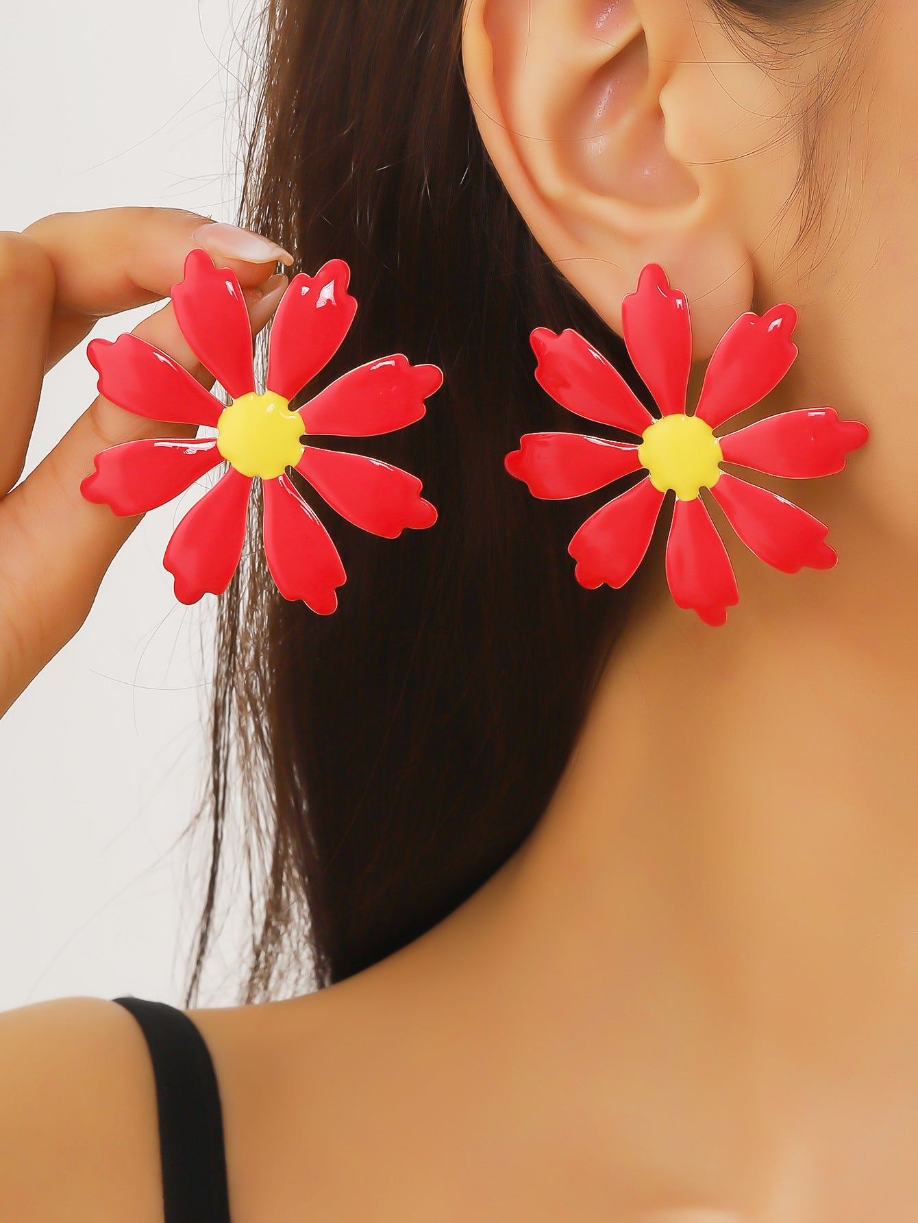 The new European and American summer temperament metal dripping flower stud earrings are fashionable and versatile earrings