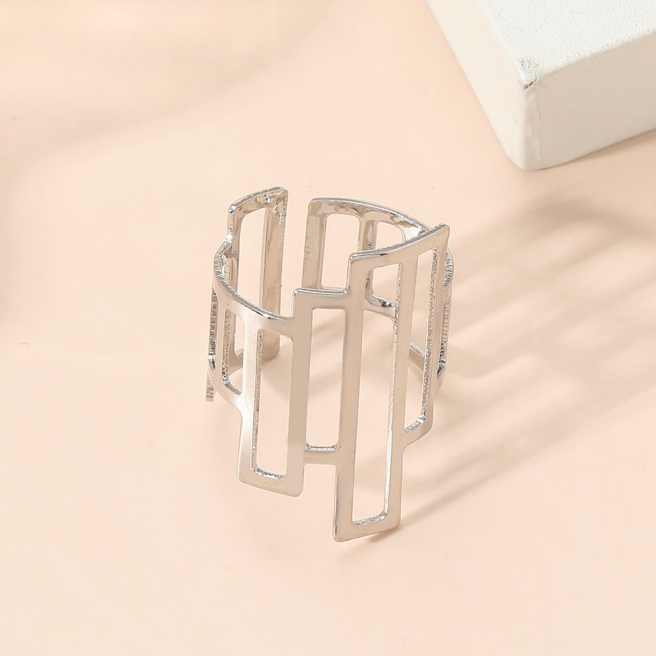 The new European and American jewelry personality living mouth ring is simple and versatile, hollow irregular index finger opening ring