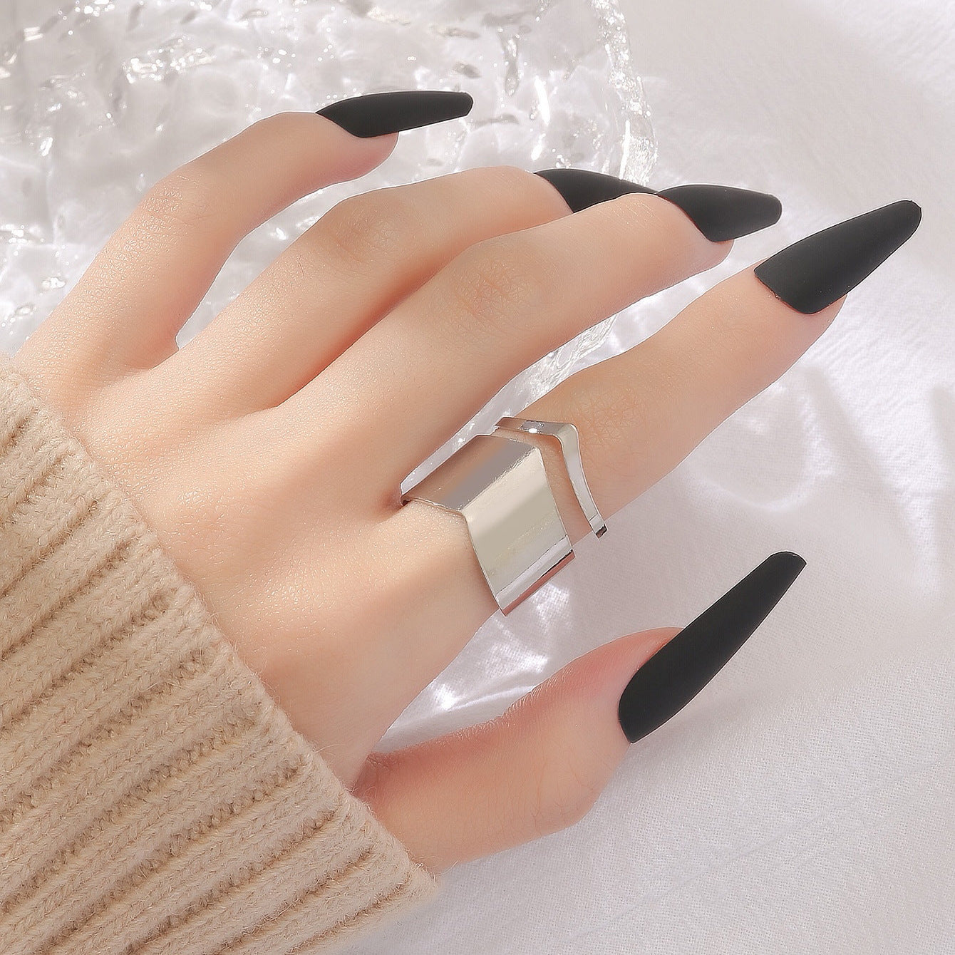 New European and American jewelry, accessories, light luxury, index finger open rings, fashion geometric rings, metal openwork jewelry