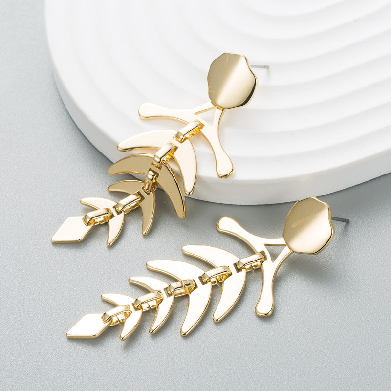 Korean style, simple and versatile, gold herrings, exaggerated creative stitching, metal leaf earrings, earrings, female cross-border