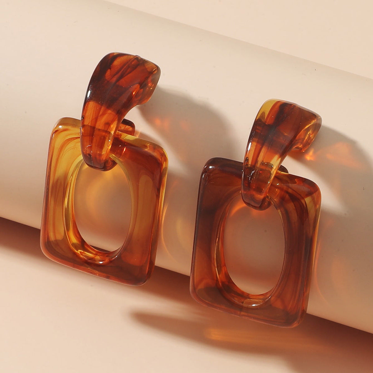 The new European and American hot selling retro temperament C-shaped amber niche high-end acrylic resin versatile earrings
