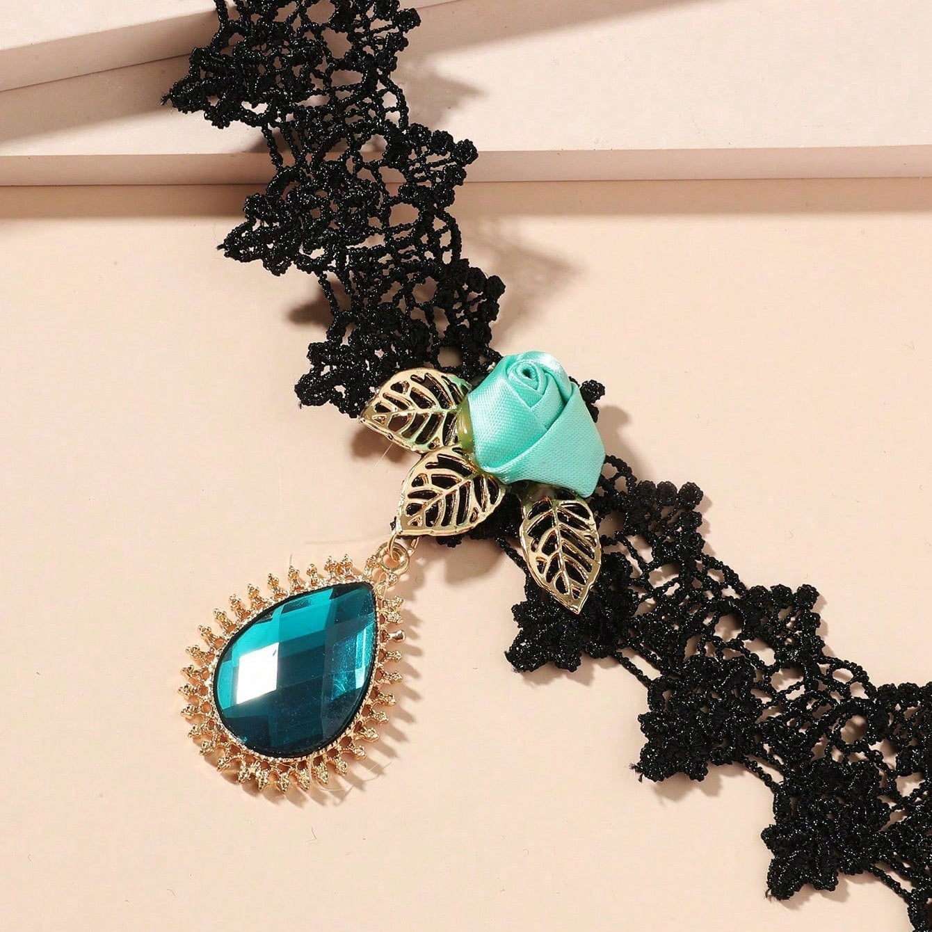 Fashion cross-border hot sale European and American new vintage flowers, personalized lace necklaces, fashionable drop shape necklaces