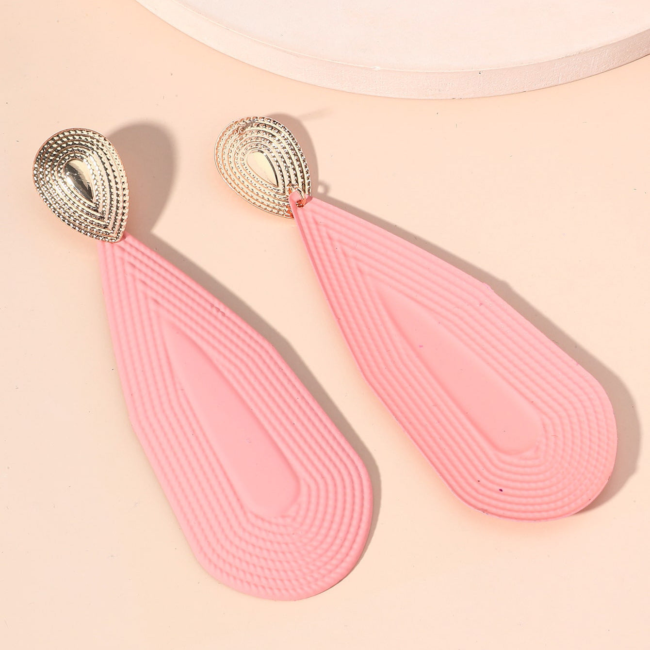 The new European jewelry personality alloy long pear-shaped earrings are fashionable niche design exaggerated earrings