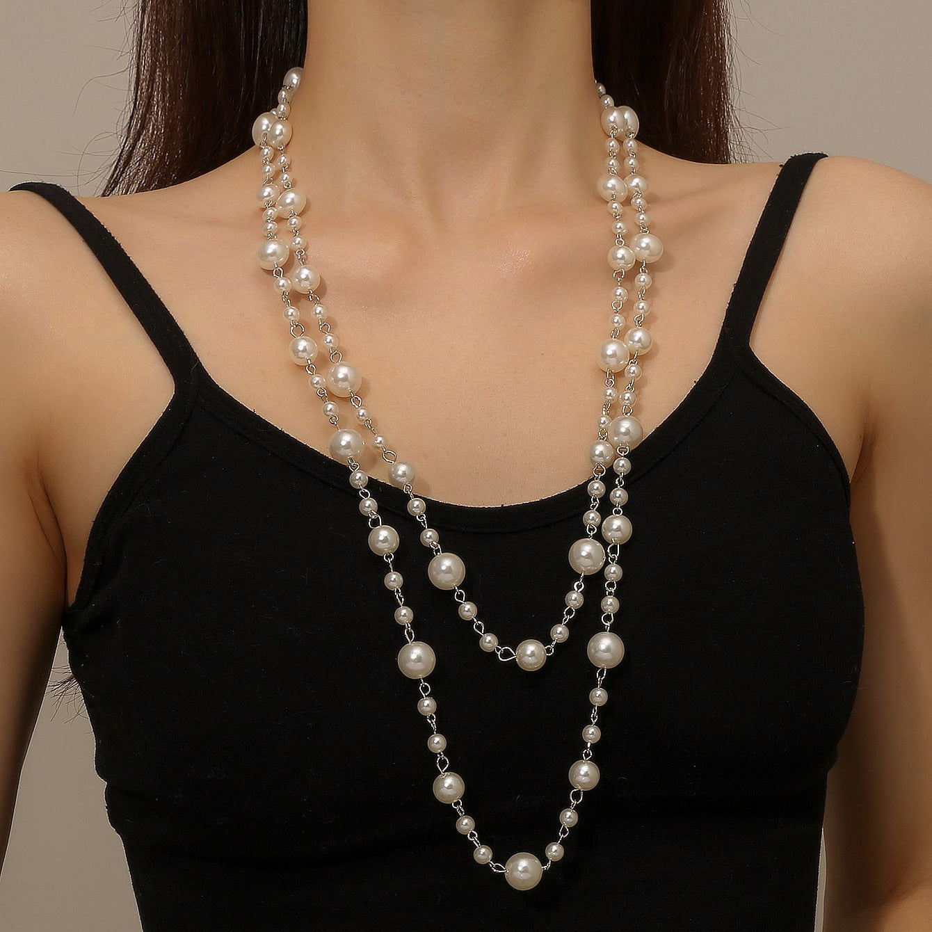 The new European and American pearl necklace jewelry is niche fashion and versatile, and the long style is stacked and worn in autumn and winter, and the temperament is simple, and the sweater chain is simple