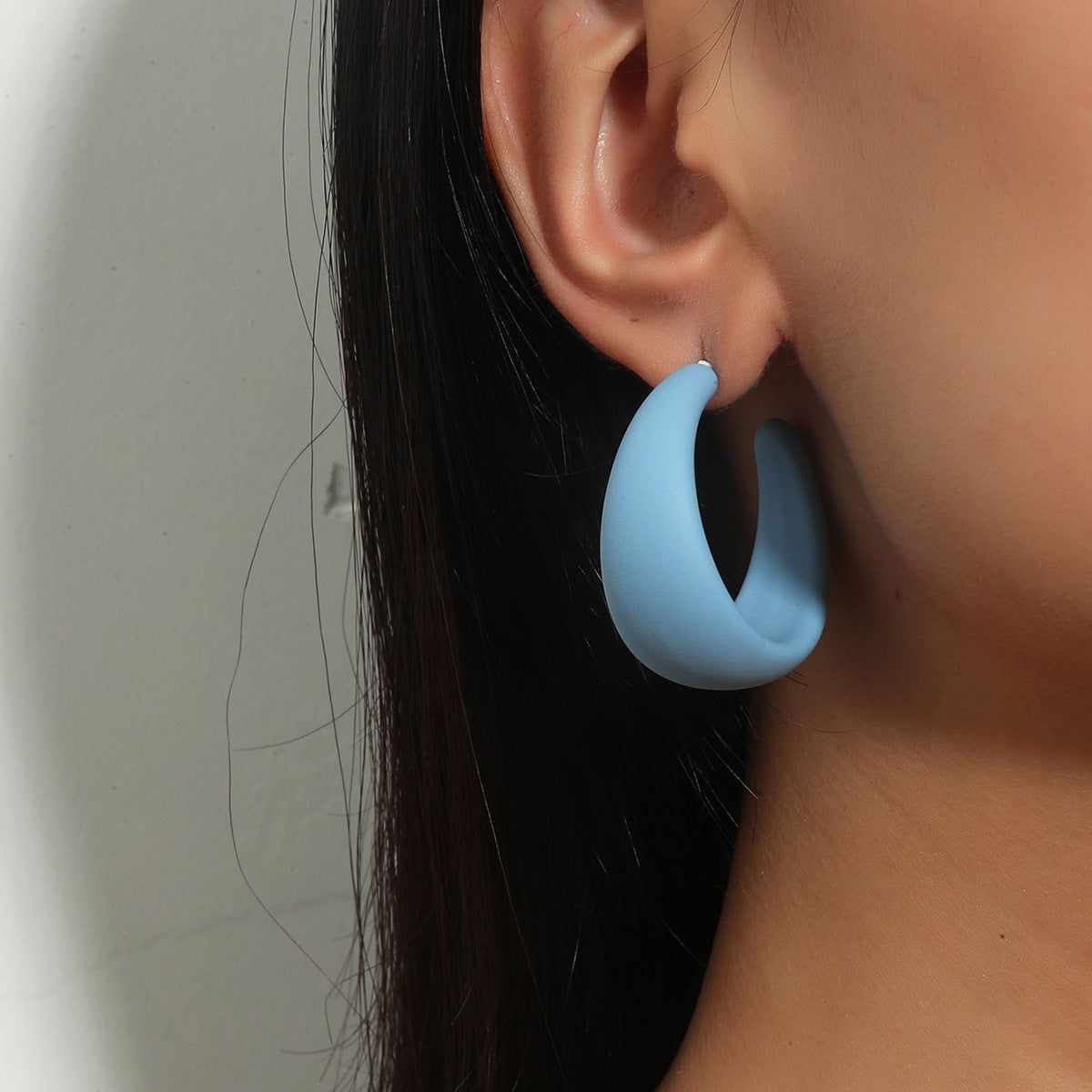 The new European and American fashion personality candy color C-shaped simple large earring exaggerated summer versatile high-end earrings