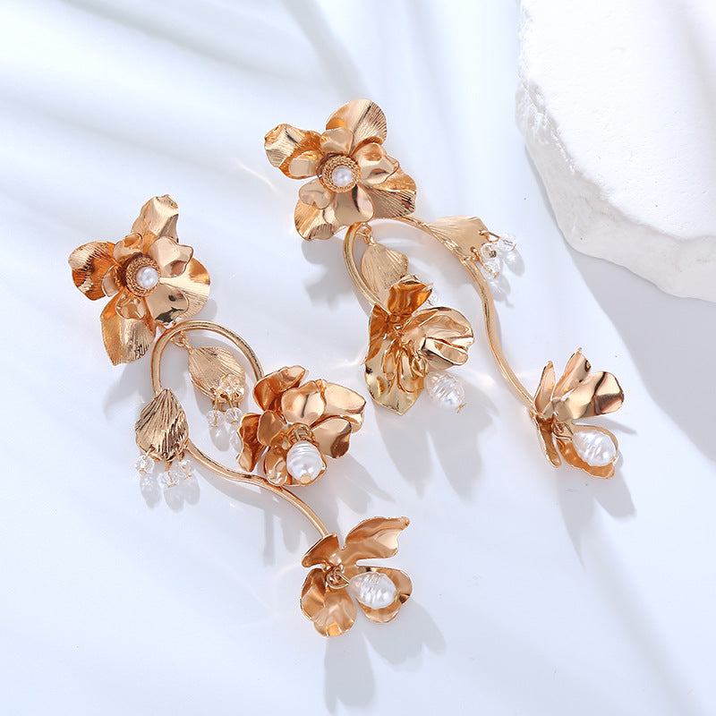 Spring European and American new floral earrings, net red alloy inlaid pearl earrings, trendy feminine temperament, metallic flower earrings
