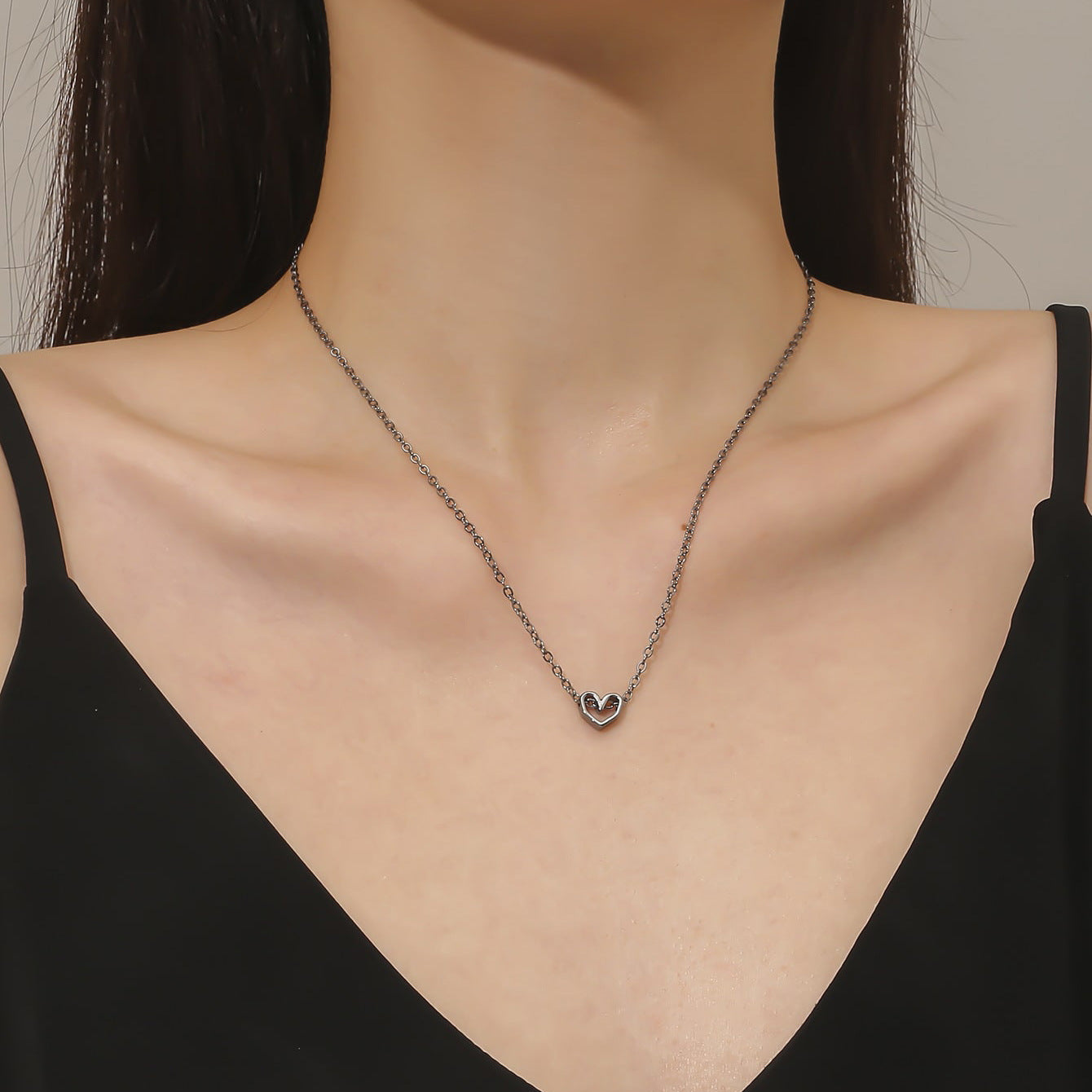 The new Han Fan jewelry love necklace is simple and sweet, niche luxury, flowing heart pendant, clavicle chain necklace