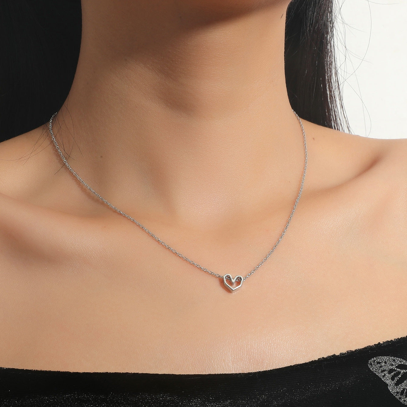 The new Han Fan jewelry love necklace is simple and sweet, niche luxury, flowing heart pendant, clavicle chain necklace