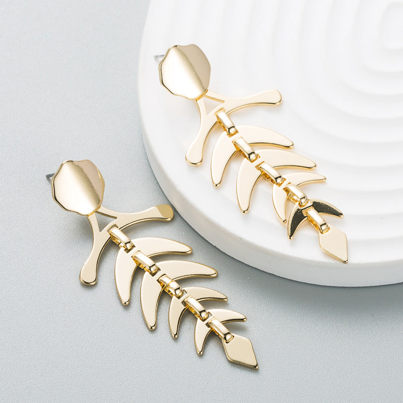 Korean style, simple and versatile, gold herrings, exaggerated creative stitching, metal leaf earrings, earrings, female cross-border