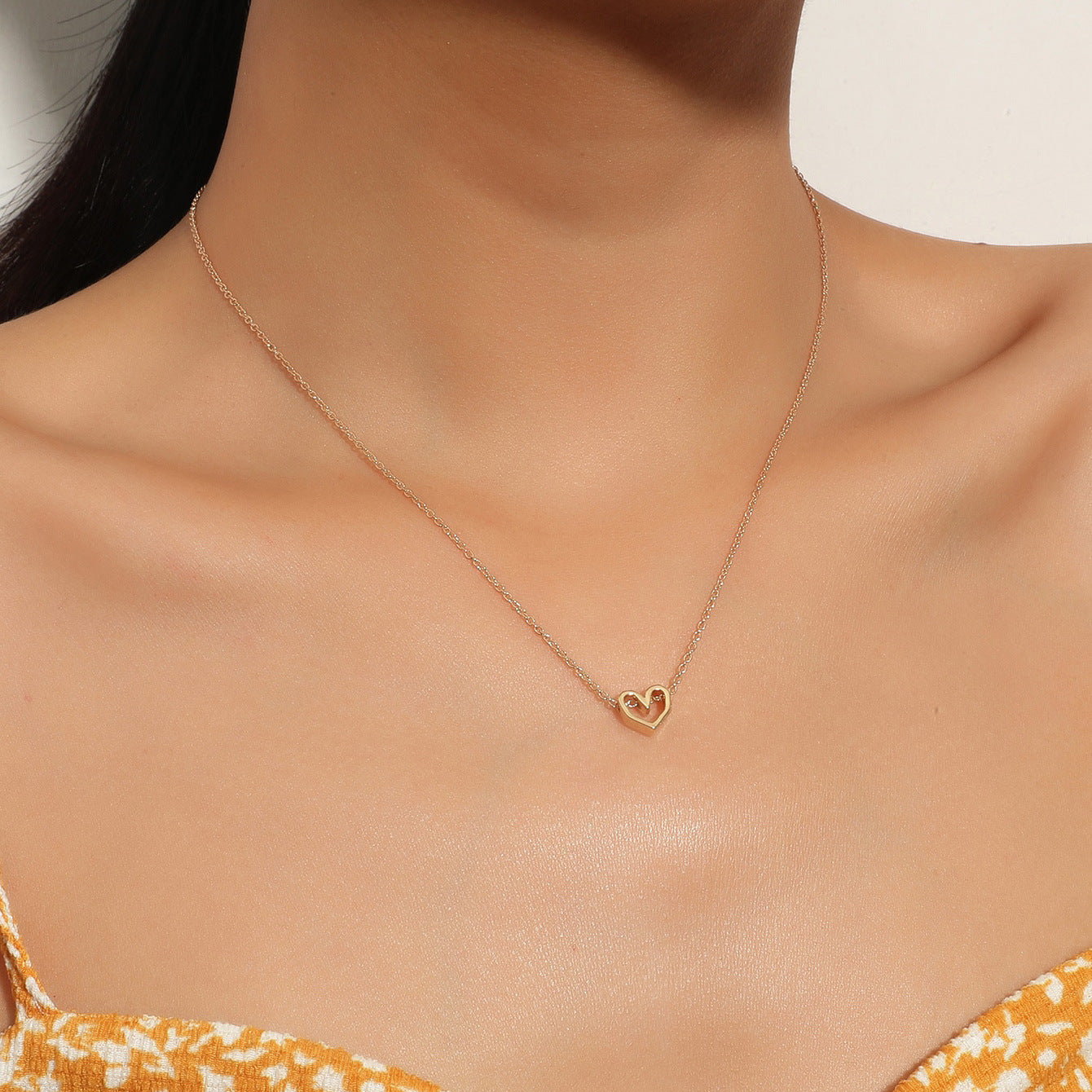 The new Han Fan jewelry love necklace is simple and sweet, niche luxury, flowing heart pendant, clavicle chain necklace