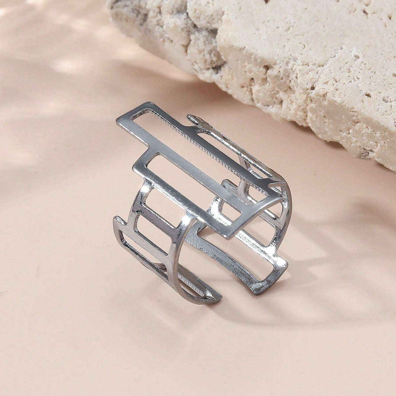 The new European and American jewelry personality living mouth ring is simple and versatile, hollow irregular index finger opening ring