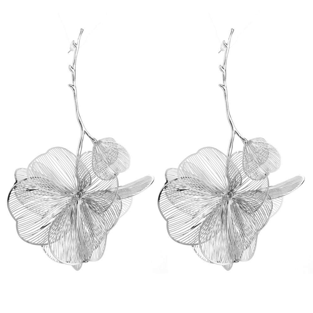 European and American fashion creative long alloy flower earrings, women's light luxury trend, hollow texture, high-end party earrings