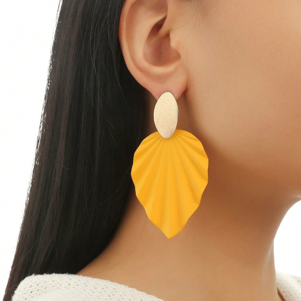 The new European and American personality retro colored leaf earrings are fashionable and niche design sense alloy simple and versatile earrings