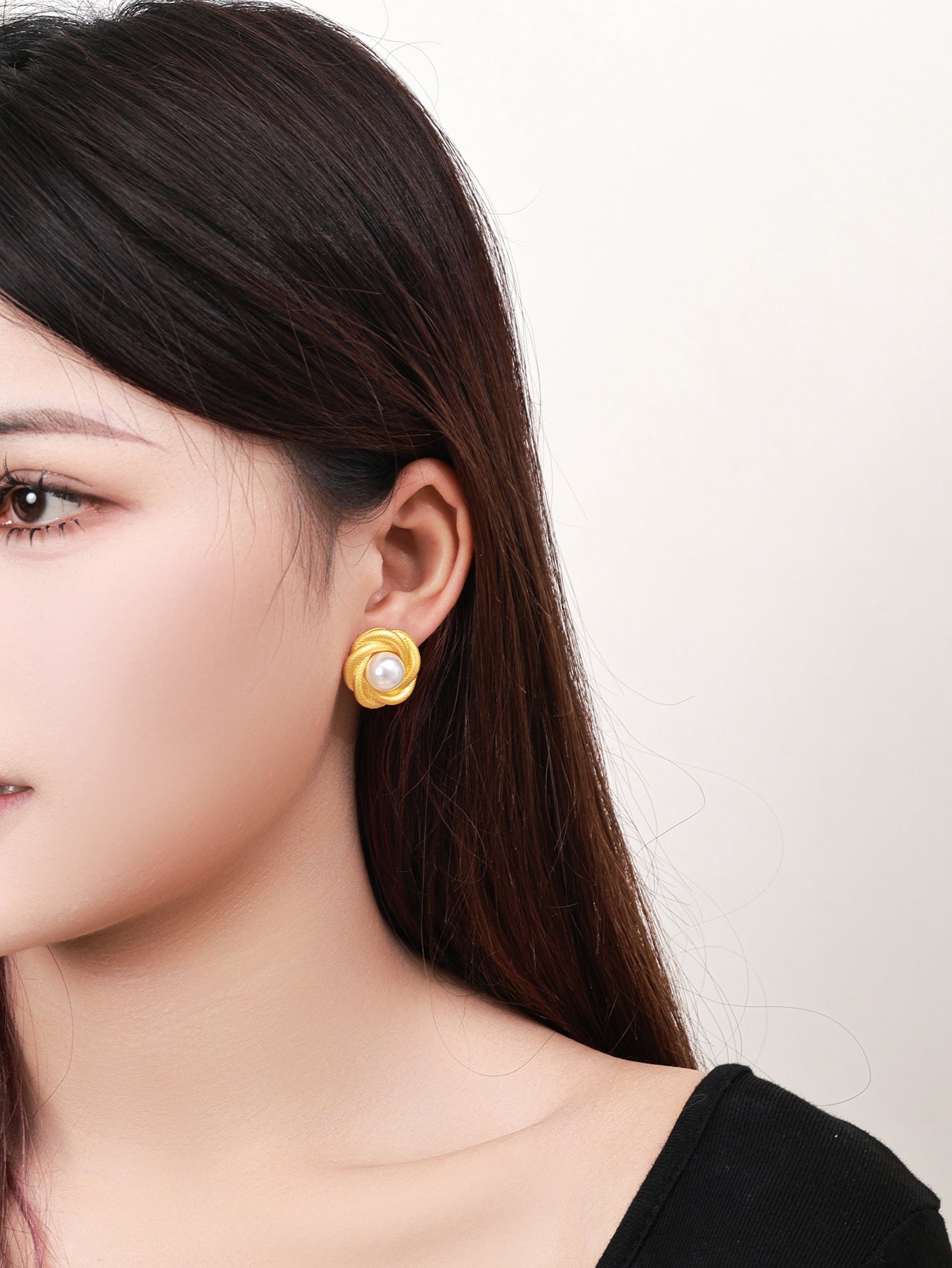 New personality European and American metal petal stud earrings retro Hong Kong style fashion catwalk vintage style earrings