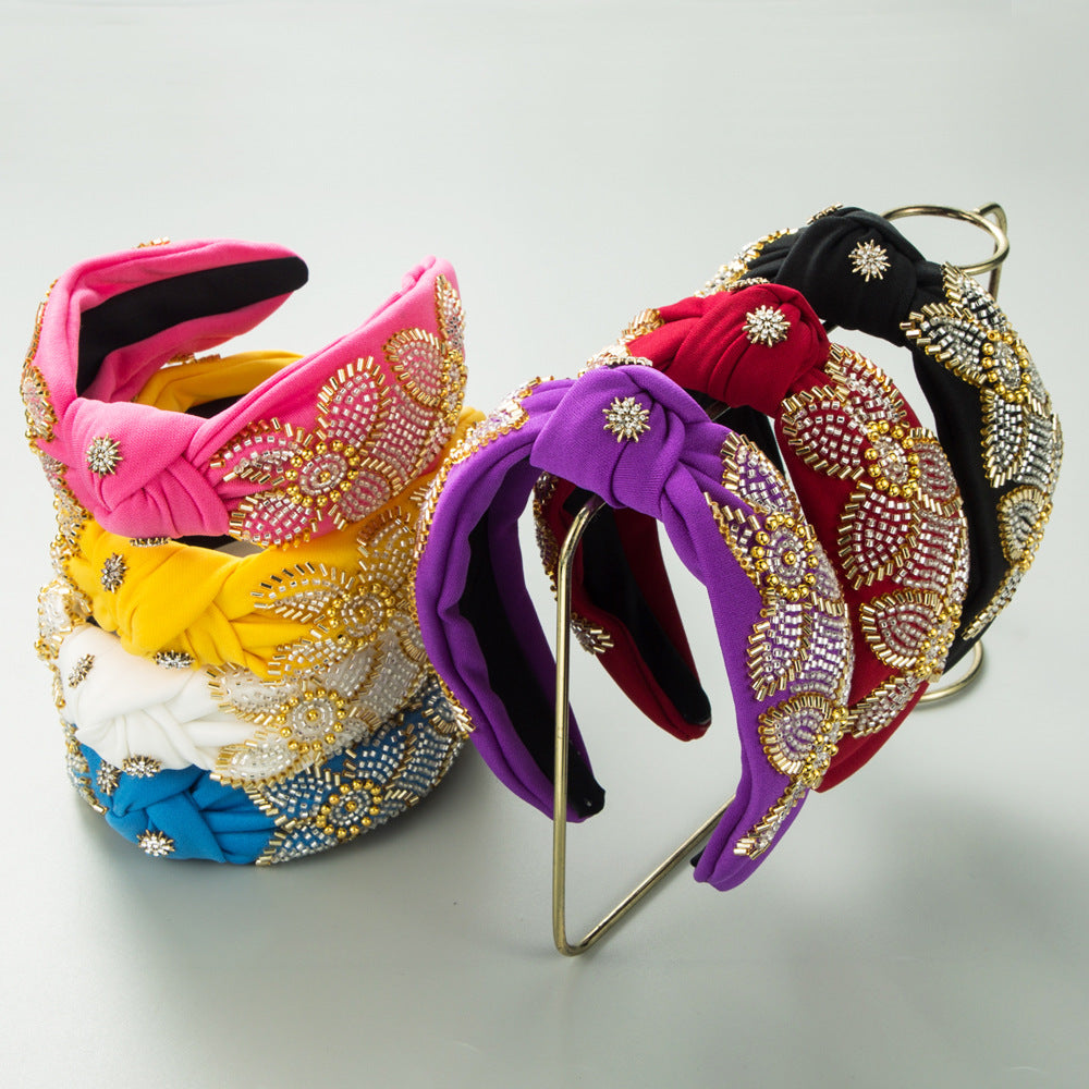 The new baroque headband in Europe and the United States is hand-sewn rice beads, flowers, wide headbands, knotted fabrics, and high skull hair accessories