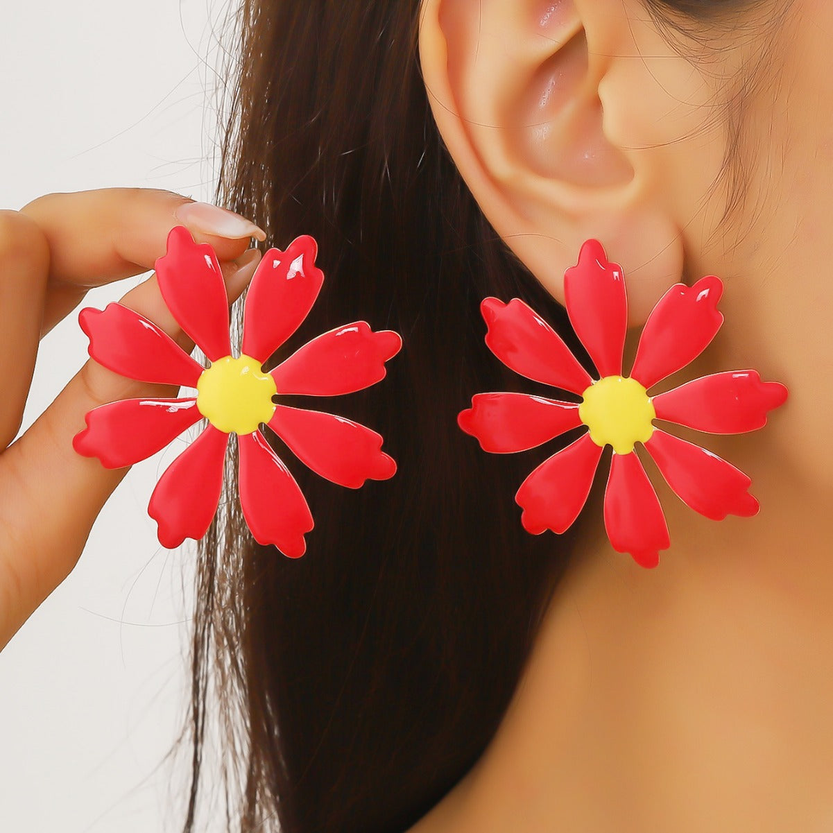 The new European and American summer temperament metal dripping flower stud earrings are fashionable and versatile earrings