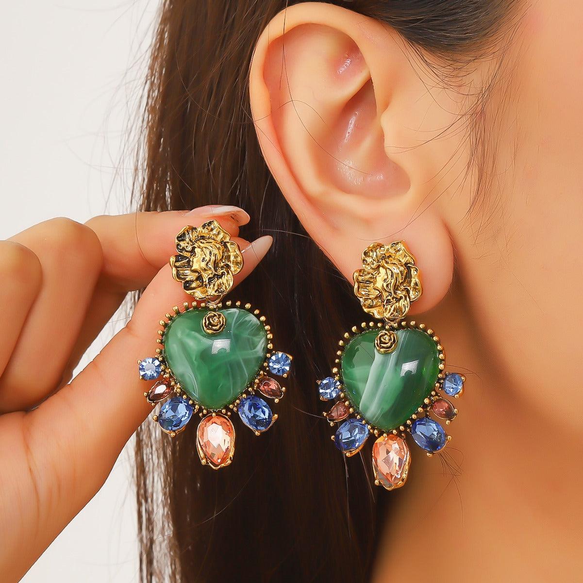 The new emerald drop earrings are light luxury, high-end, pre-loved earrings, niche design, retro atmosphere, earrings