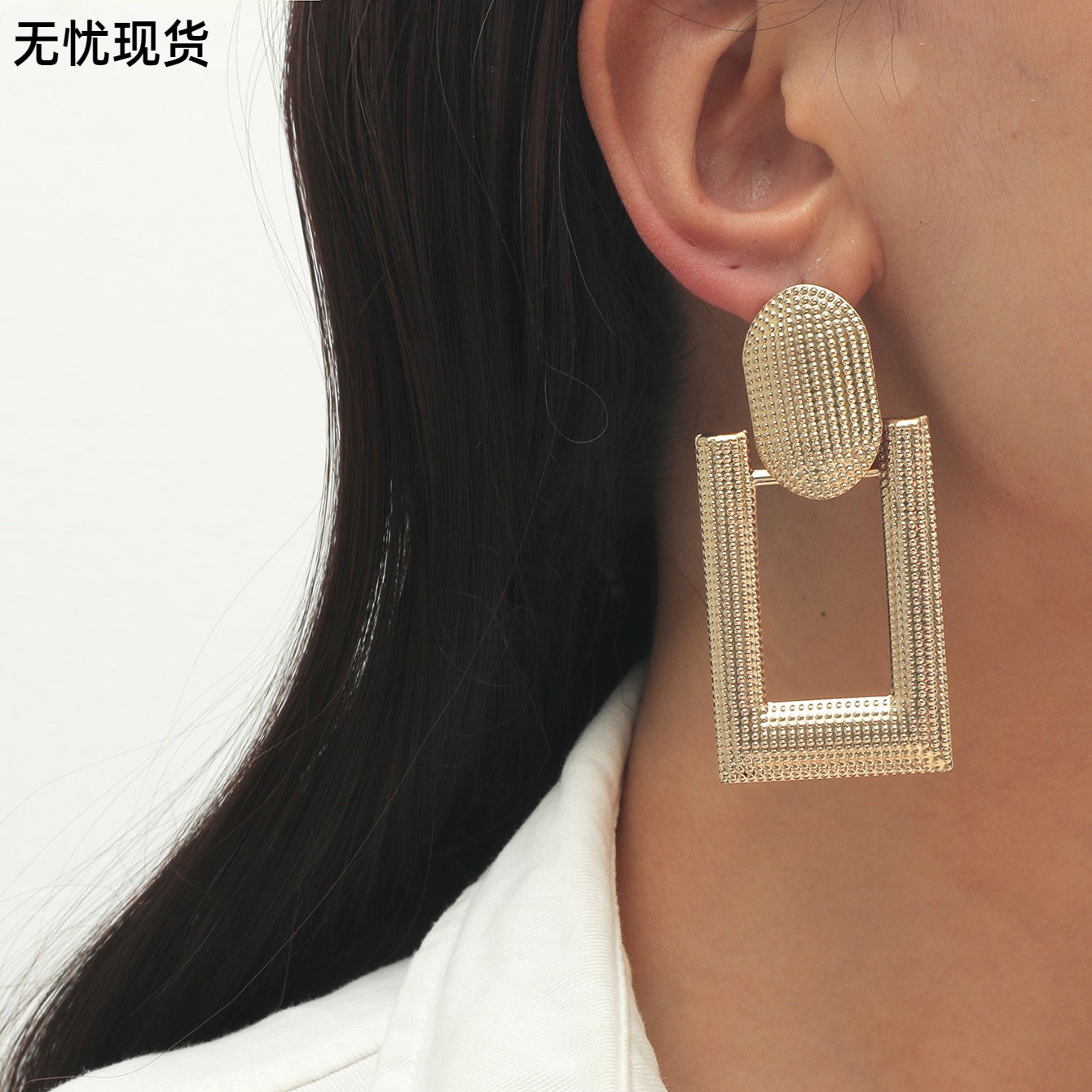The new European and American jewelry high-end alloy round hollow zircon earrings have a versatile temperament and niche design earrings