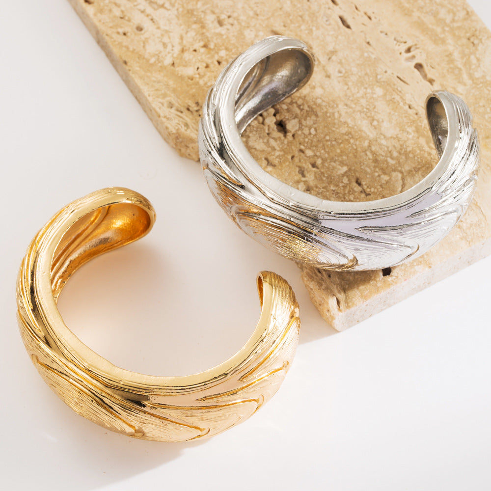 European and American fashion three-dimensional embossed water wave texture open bracelet simple and versatile, fashionable temperament, light luxury hand accessories wholesale