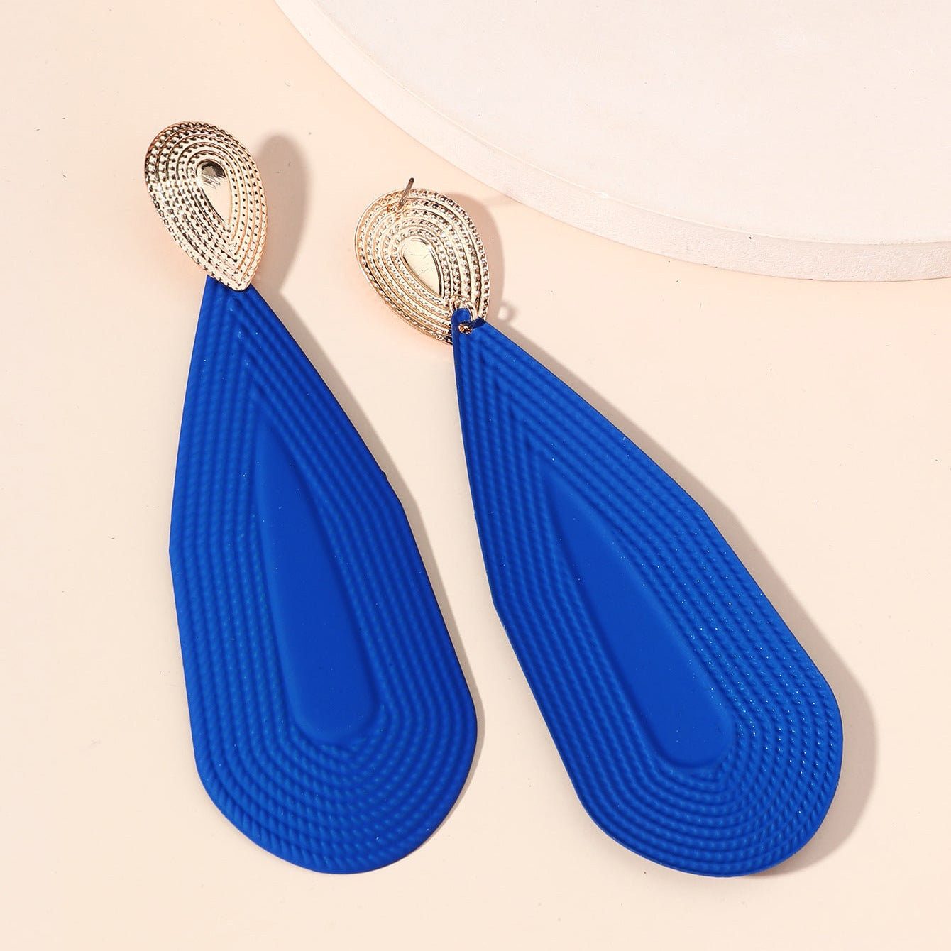 The new European jewelry personality alloy long pear-shaped earrings are fashionable niche design exaggerated earrings