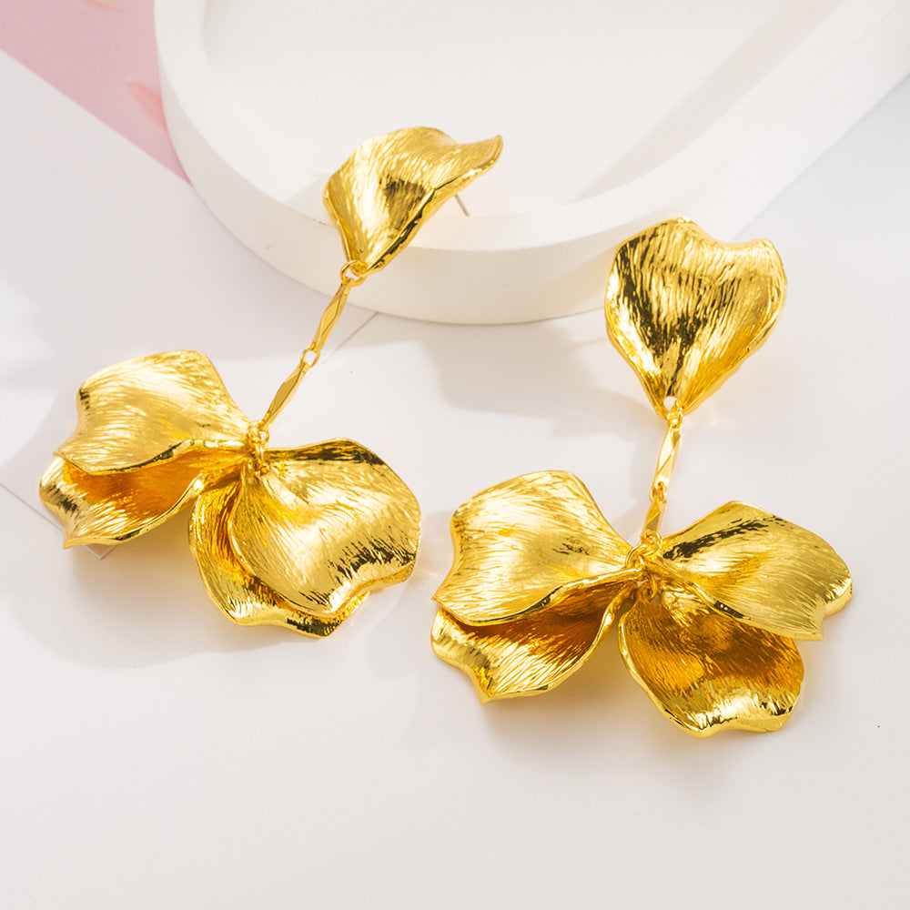 European and American personality, simple and cold wind earrings, retro alloy petal pendant earrings, design sense floral leaf earrings