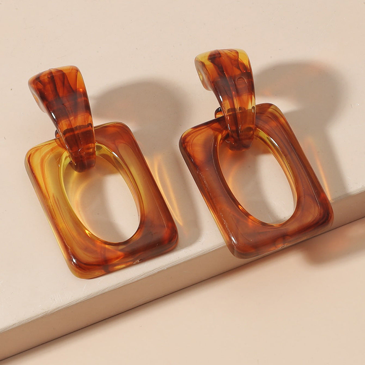 The new European and American hot selling retro temperament C-shaped amber niche high-end acrylic resin versatile earrings