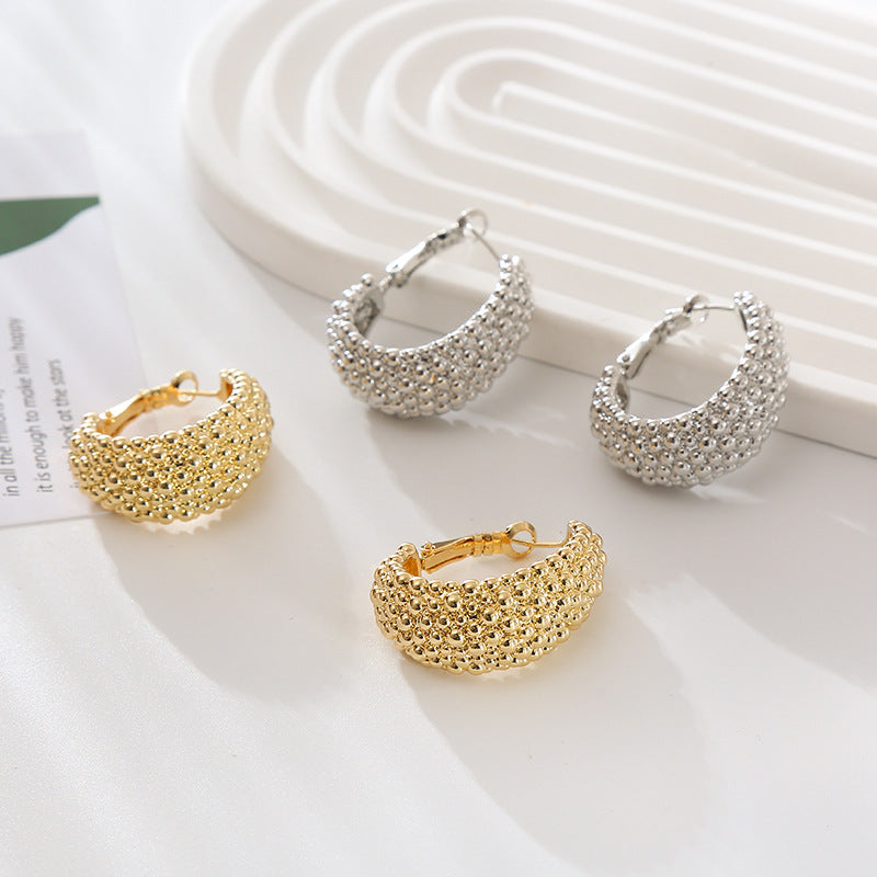 Personality ins: cold style, metallic polka dot earrings, S925 silver needle, C-shaped alloy earrings, fashionable and versatile ear accessories