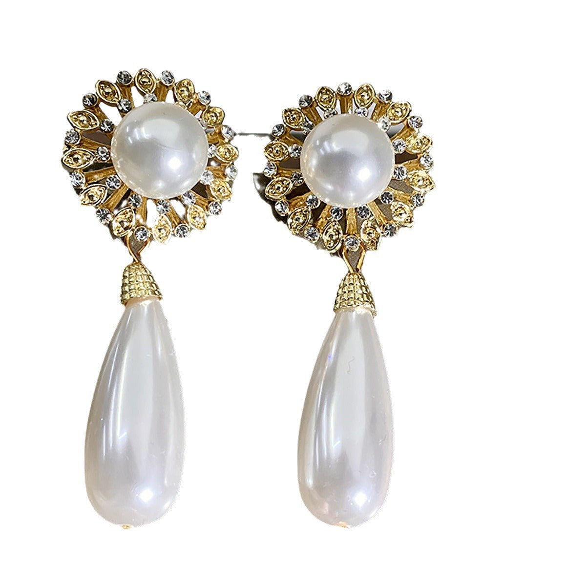 The new vintage temperament drop pearl earrings hollow carved crystal diamond palace style gorgeous heavy industry earrings