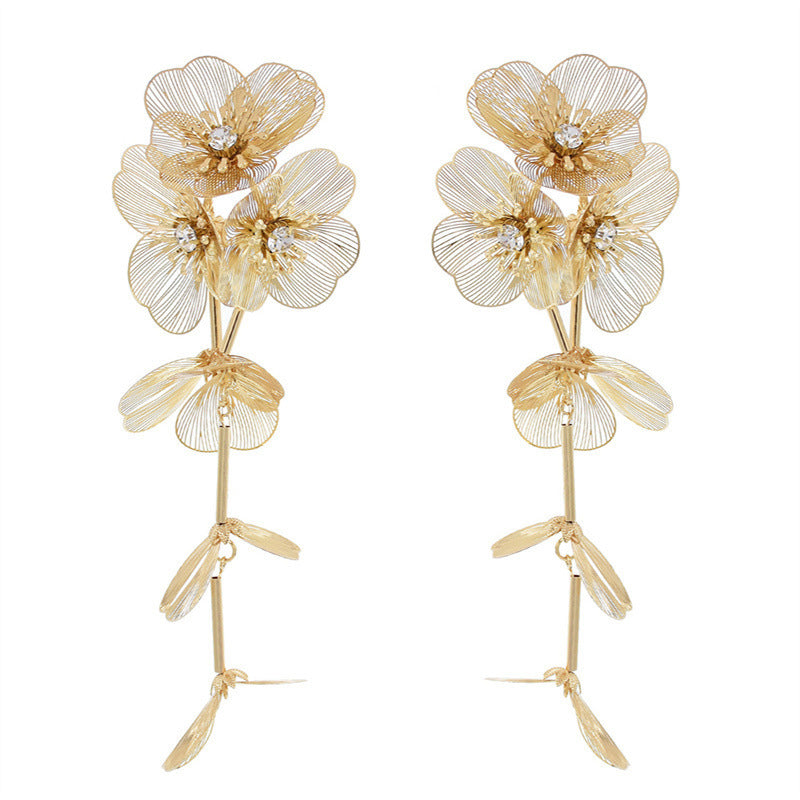 The new waterfall crow's feet long tassel earrings are fashionable, diamond-encrusted flowers, with exaggerated personality and pendant earrings