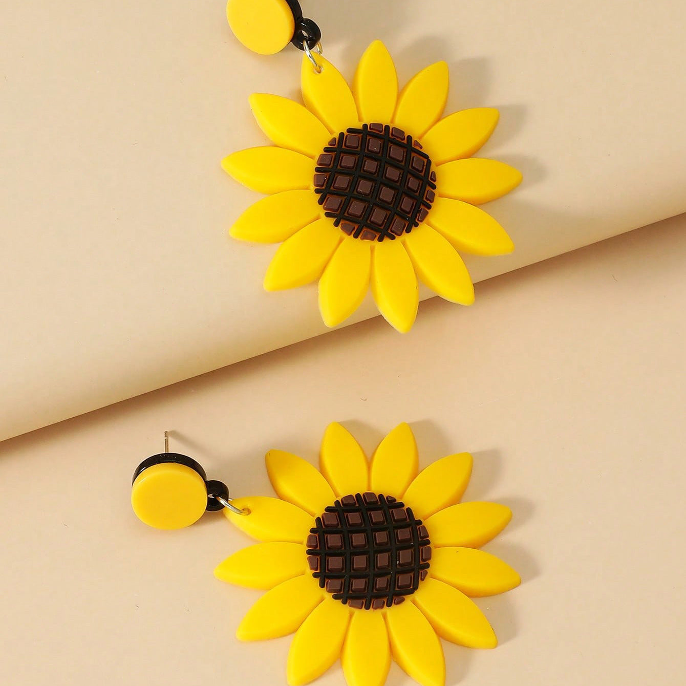 The new Korean version of the fashionable retro forest series Chaoxian sunflower pineapple small fresh earrings with personality and temperament are versatile