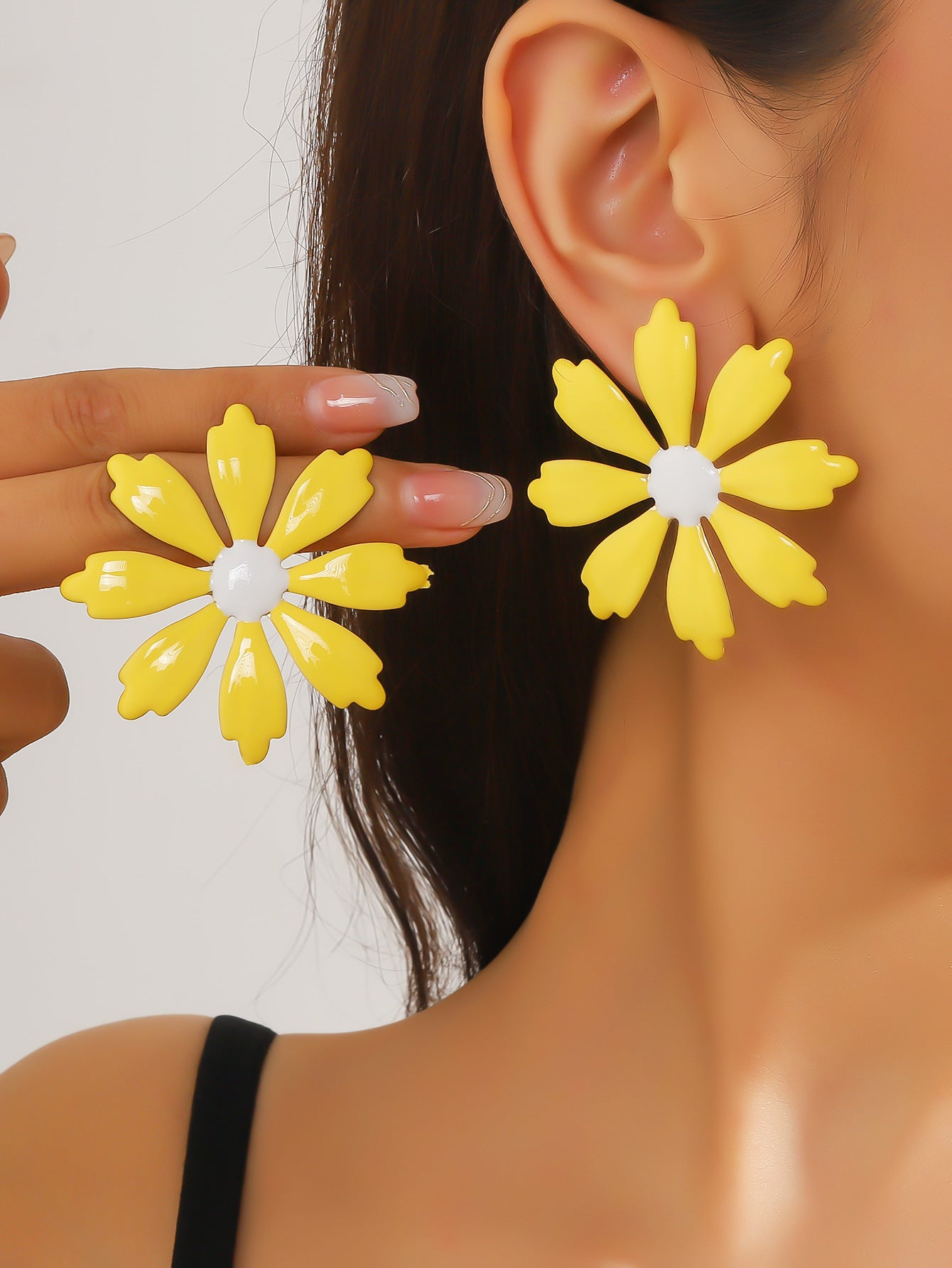 The new European and American summer temperament metal dripping flower stud earrings are fashionable and versatile earrings